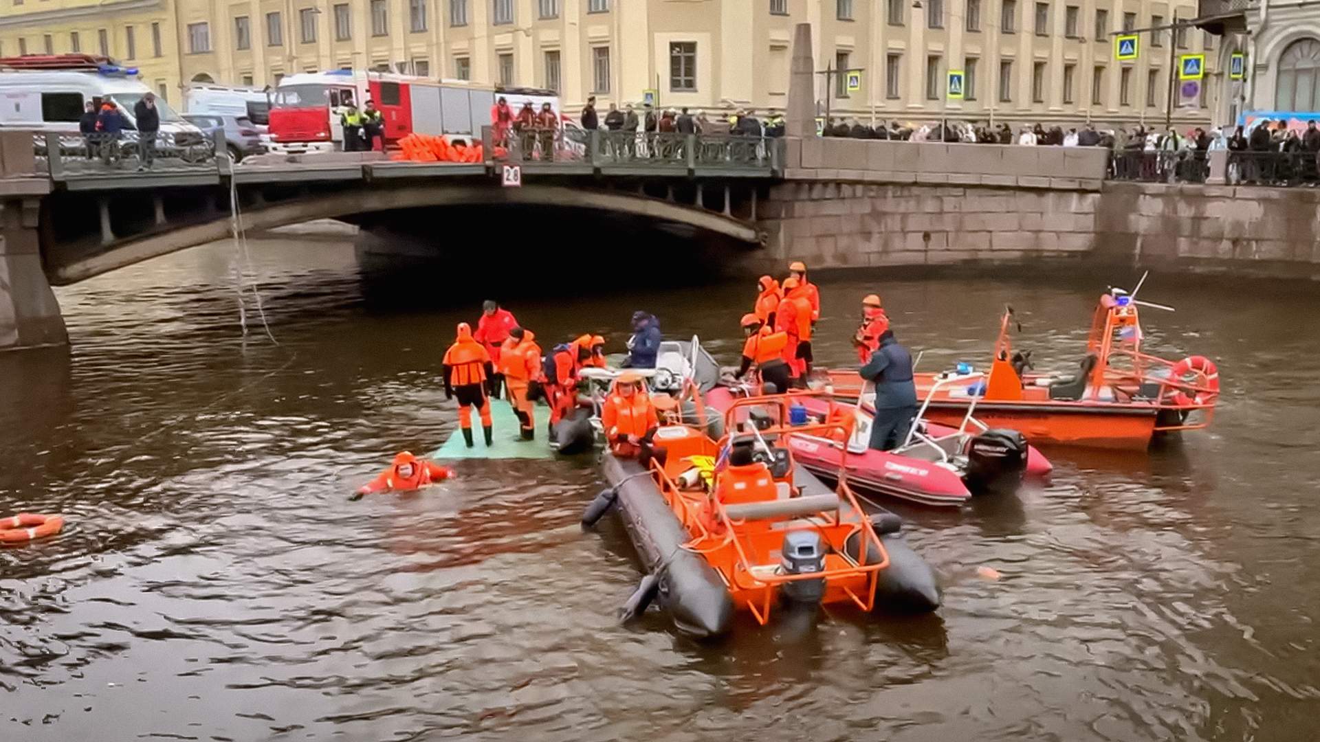 В Санкт-Петербурге автобус упал с моста 10 мая 2024