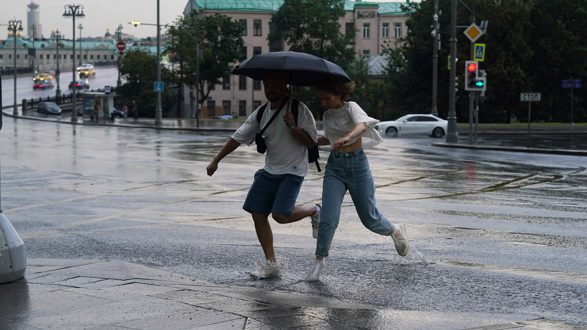 Перед дождичком в пятницу: как Москва готовилась к непогоде | Статьи |  Известия