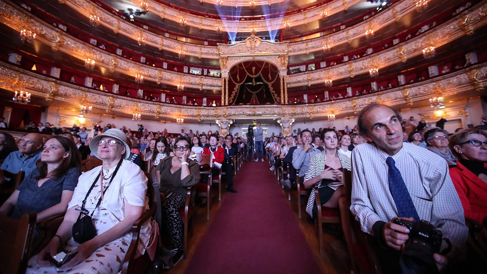 В чем ходят в театр в москве. Зал большого театра люди. Московец большой театр. Большой театр зрители. Большой театр публика.