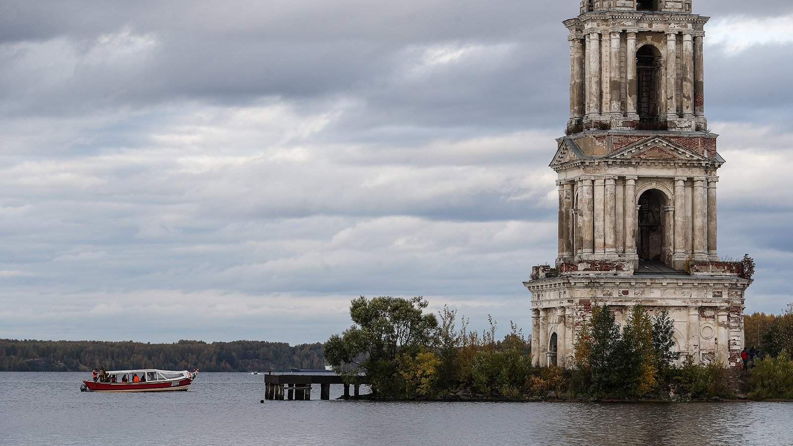 Разрушенная колокольня на белом озере