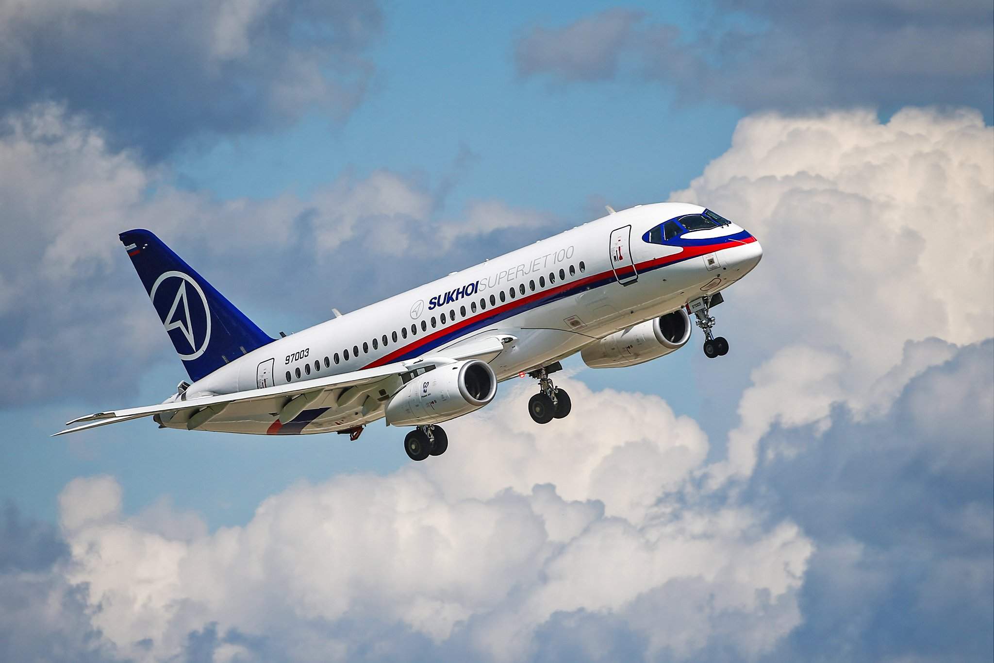 Пассажирский самолет фото. Sukhoi Superjet 100. Сухой Суперджет 100 в небе. Самолет Россия Суперджет 100. Гражданская Авиация сухой Суперджет.