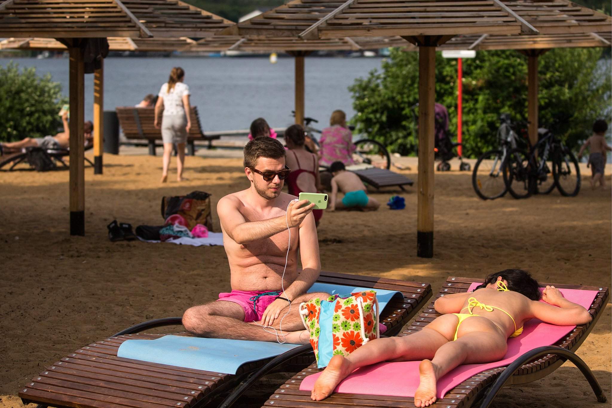 Отдыхающие на пляже "Покровский берег". 