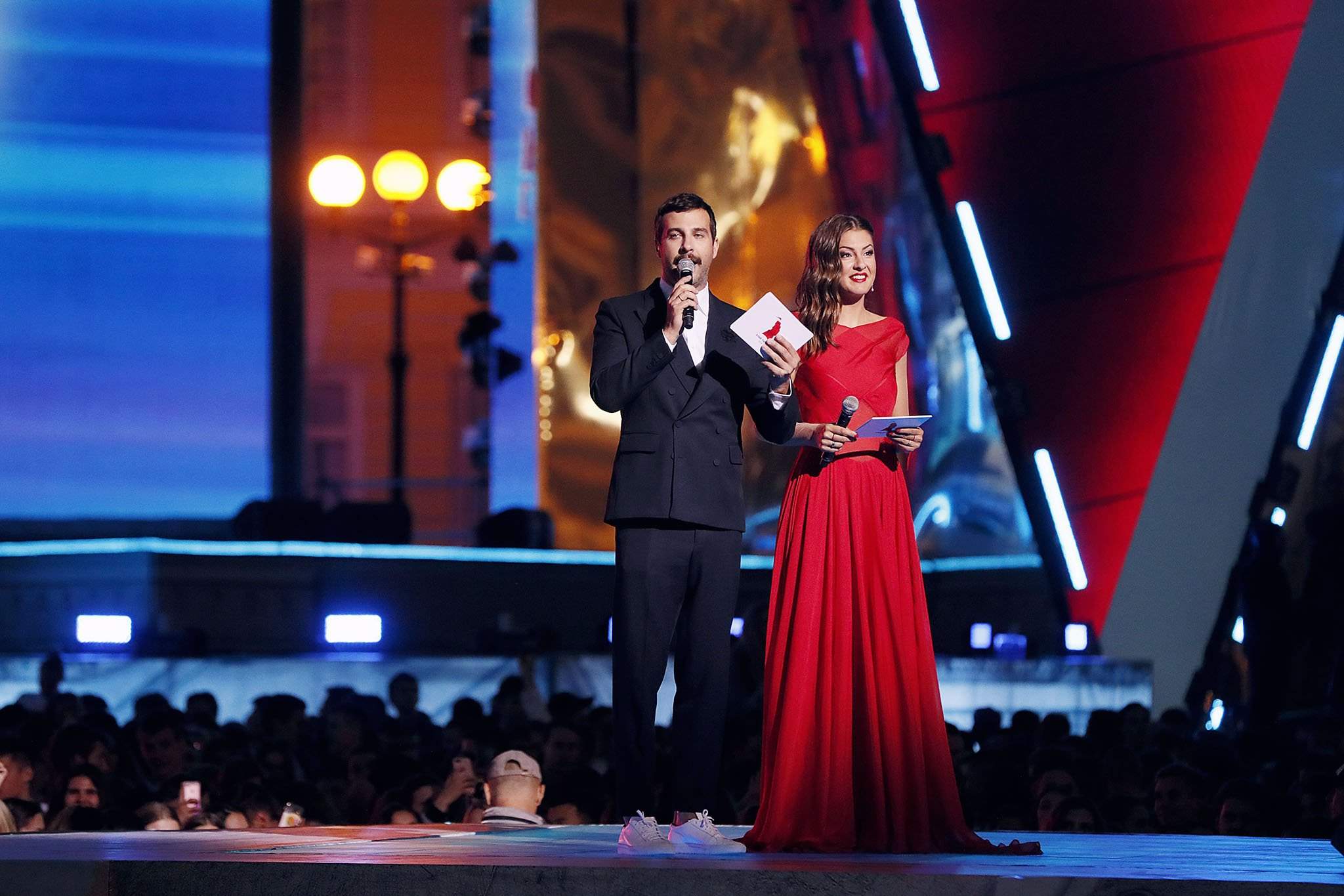 Ведущие праздничного концерта. Ведущие праздничного концерта. С мужем на концерте. Ведущие на сцене. Ведущий на сцене.