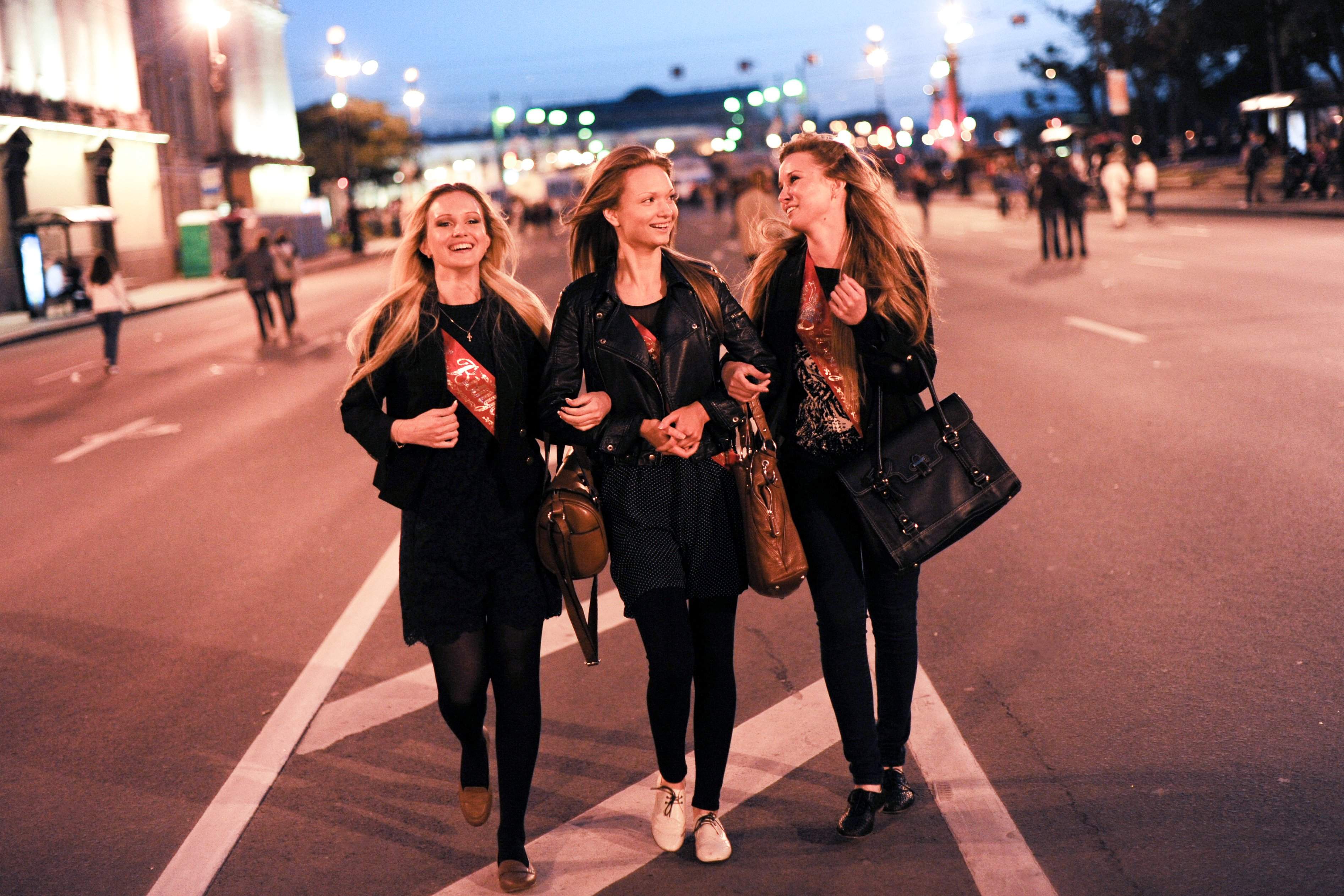 Девки гуляют на улице. Подруги гуляют. Три подруги в Питере. Ночные прогулки с друзьями. Прогулка с друзьями вечером.