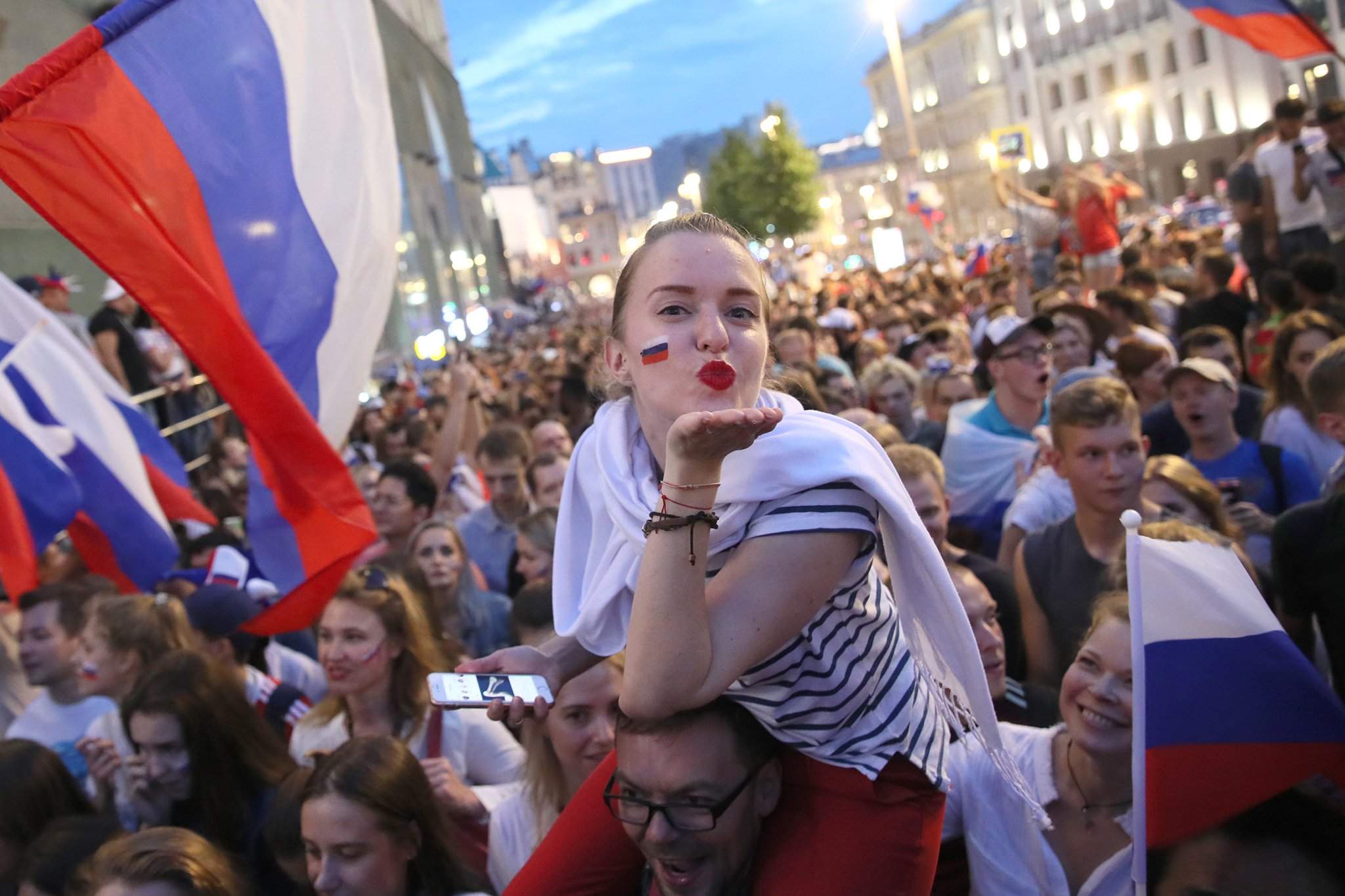 Фото с флагом россии на лице