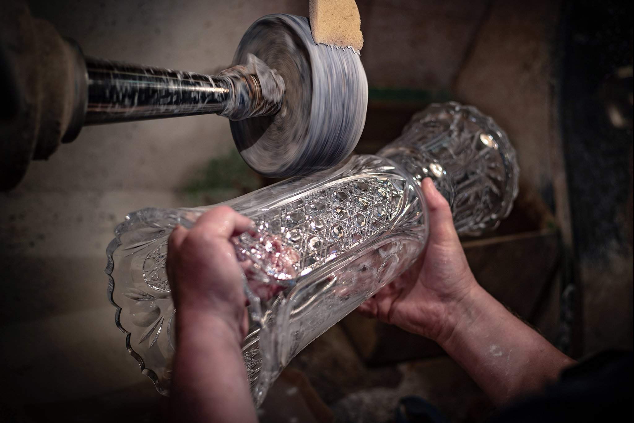 изделия из выдувного стекла. огранка кварца. производство хрусталя. пыльный хрусталь. стеклодувные изделия.