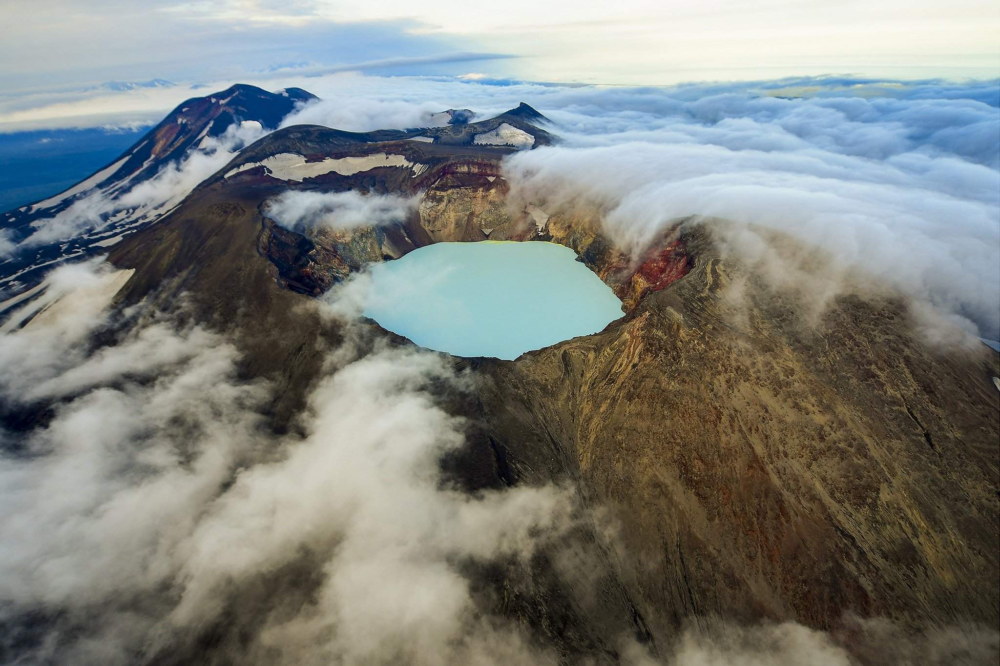 Озеро в вулкане камчатки. Вулкан малый Семячик. Озеро малый Семячик, Камчатка. Вулкан Семячик Камчатка. Вулканический кратер Камчатка.