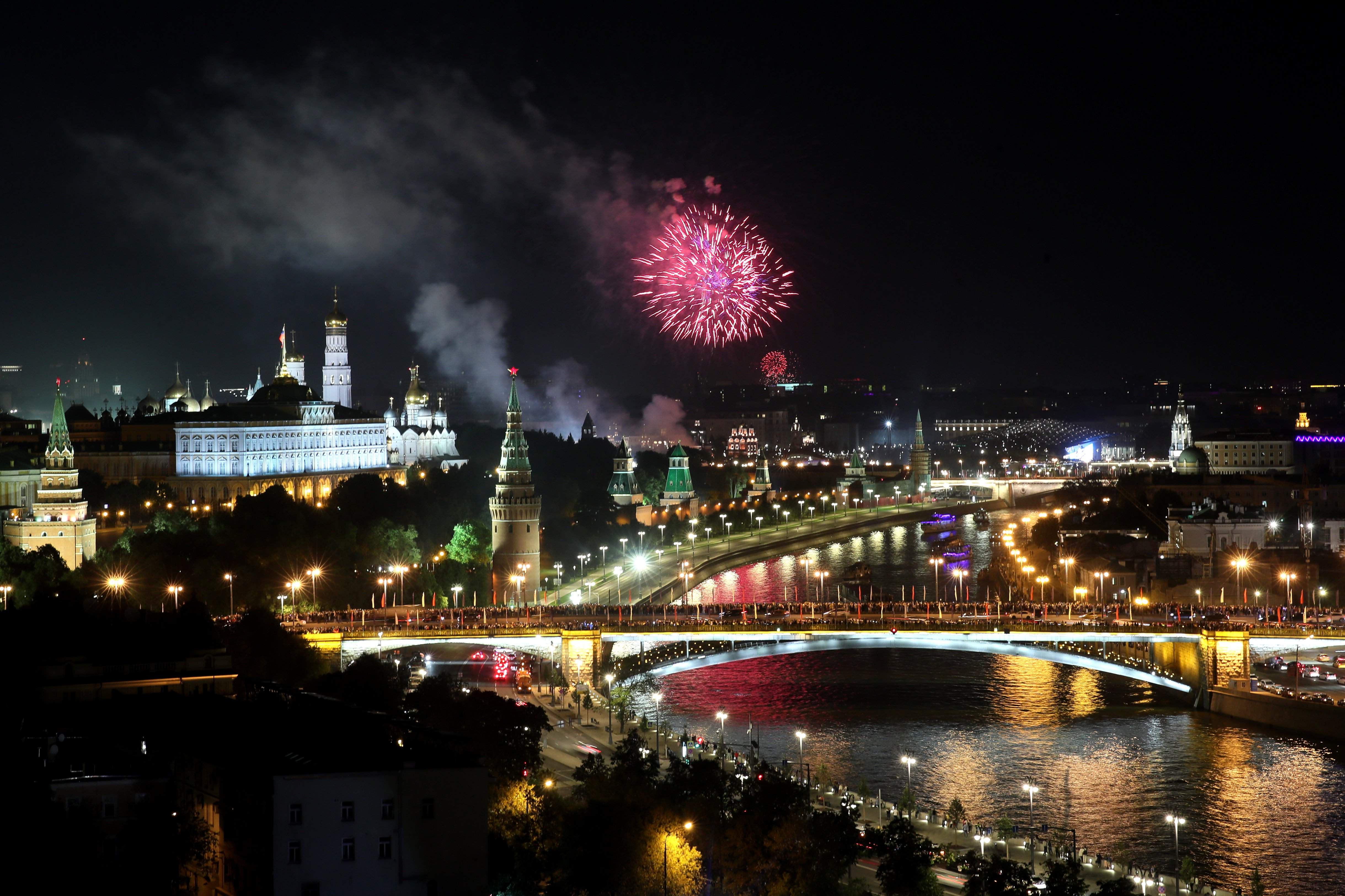 Московский отметить. Салют с Патриаршего моста. Москворецкая набережная салют. Салют на Москворецком мосту. Москворецкий мост в Москве салют р.