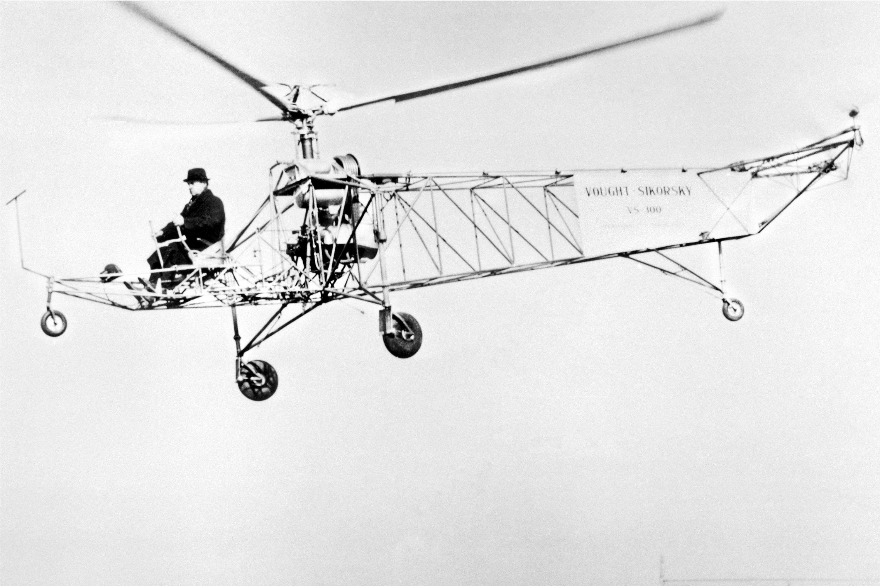 Первые вертолеты в мире. Одновинтовой вертолет Сикорского. Первый вертолет Сикорского. Вертолет Сикорского 1939. Первый в мире вертолет Сикорский.