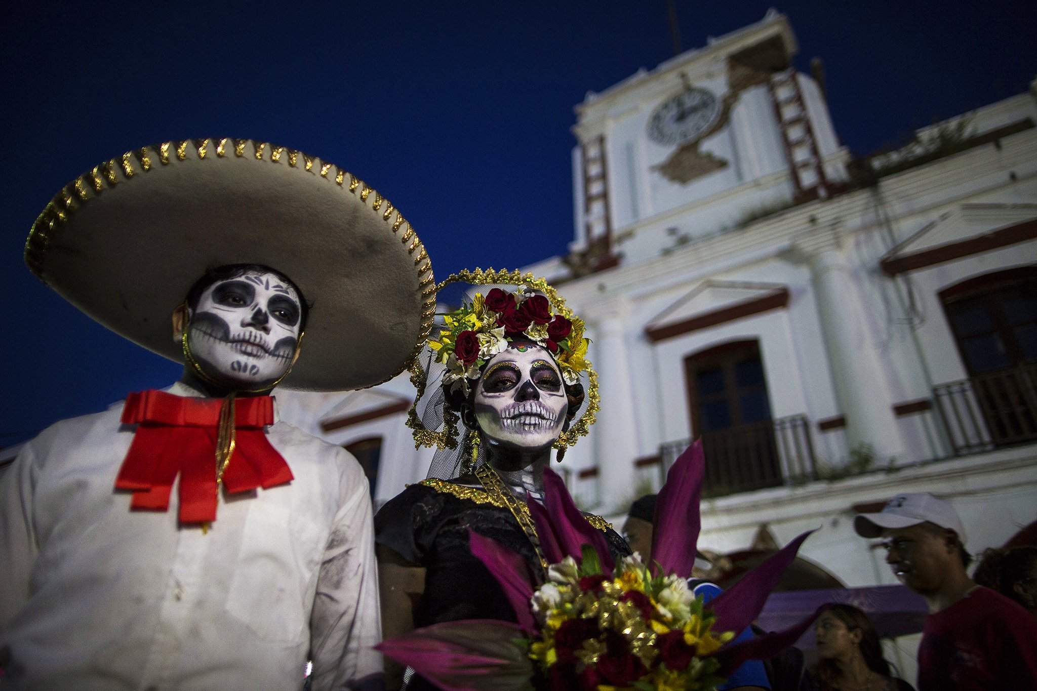 День мертвых. Праздник мертвецов в Мексике. День мёртвых (Day of the Dead) - латинская Америка. Мексика день мертвых кости. Мексика Гуанахуато карнавал.