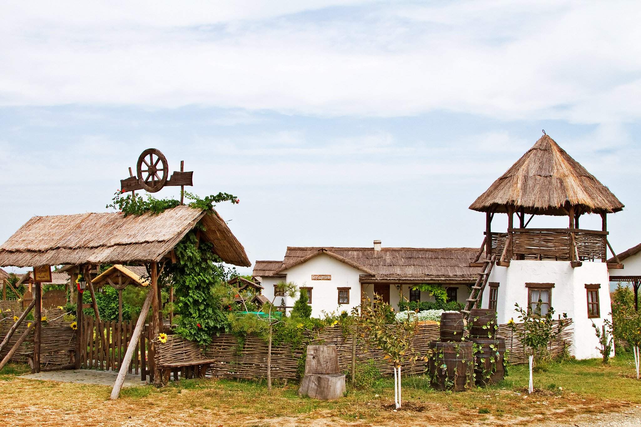 Хутор казачий краснодарский. Казачья станица Атамань Краснодарский край. Казачья станица "Атамань" Тамань,. Тамань этнографический комплекс Атамань. Тамань деревня Казаков Атамань.