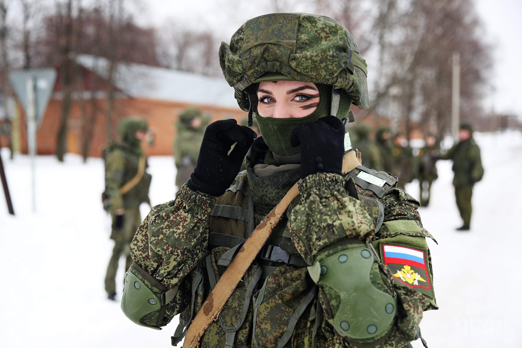 Одевать человека военного. Девушка в военной Маск. Военные девушки России в маске. Девушки солдаты России. Макияж под камуфляж.