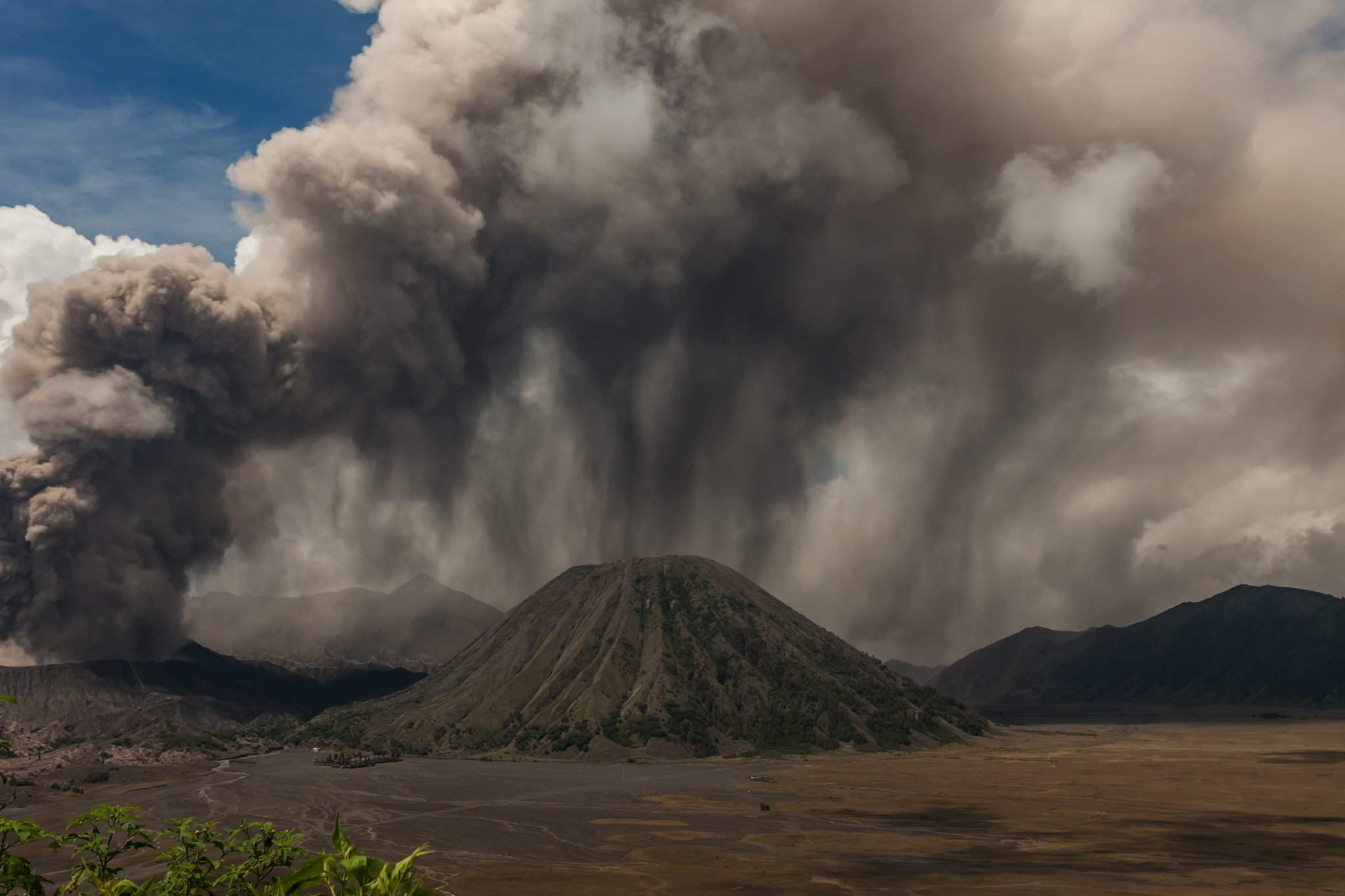 Вулкан Бромо извержение