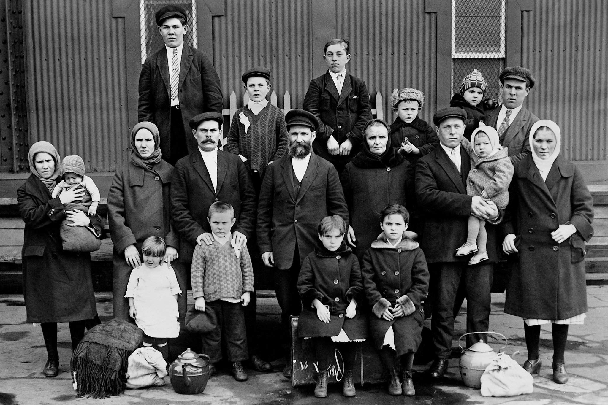 Америка большая семья. Русские эмигранты в США 20 века. 1930 Год семья в США. Первые эмигранты в Америке. Америка 1930 годов.