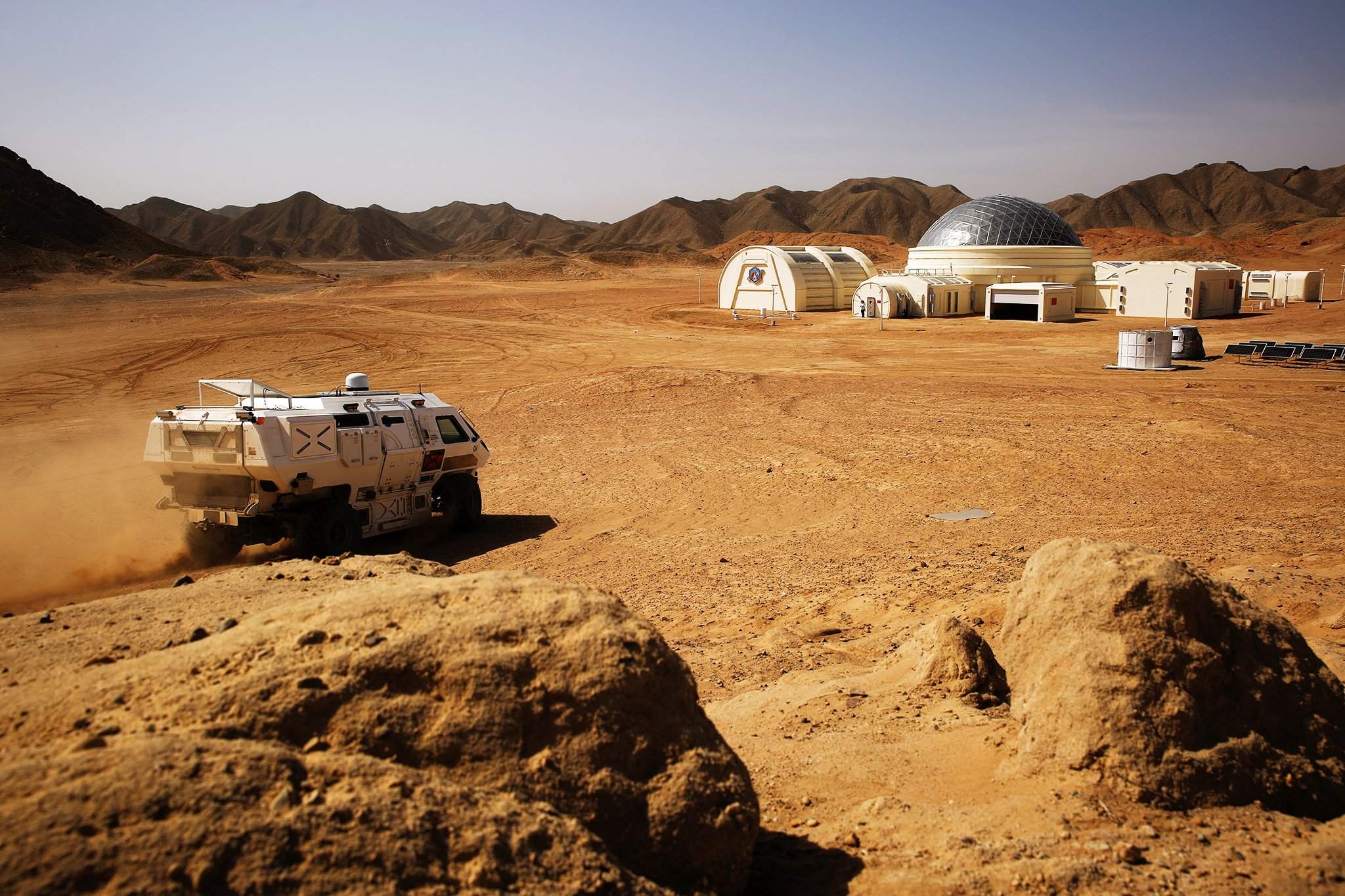 Марсианские контейнеры мир. Гоби пустыня Марс база. Марс в пустыне Гоби. Марсианская станция Гоби. База на Марсе.