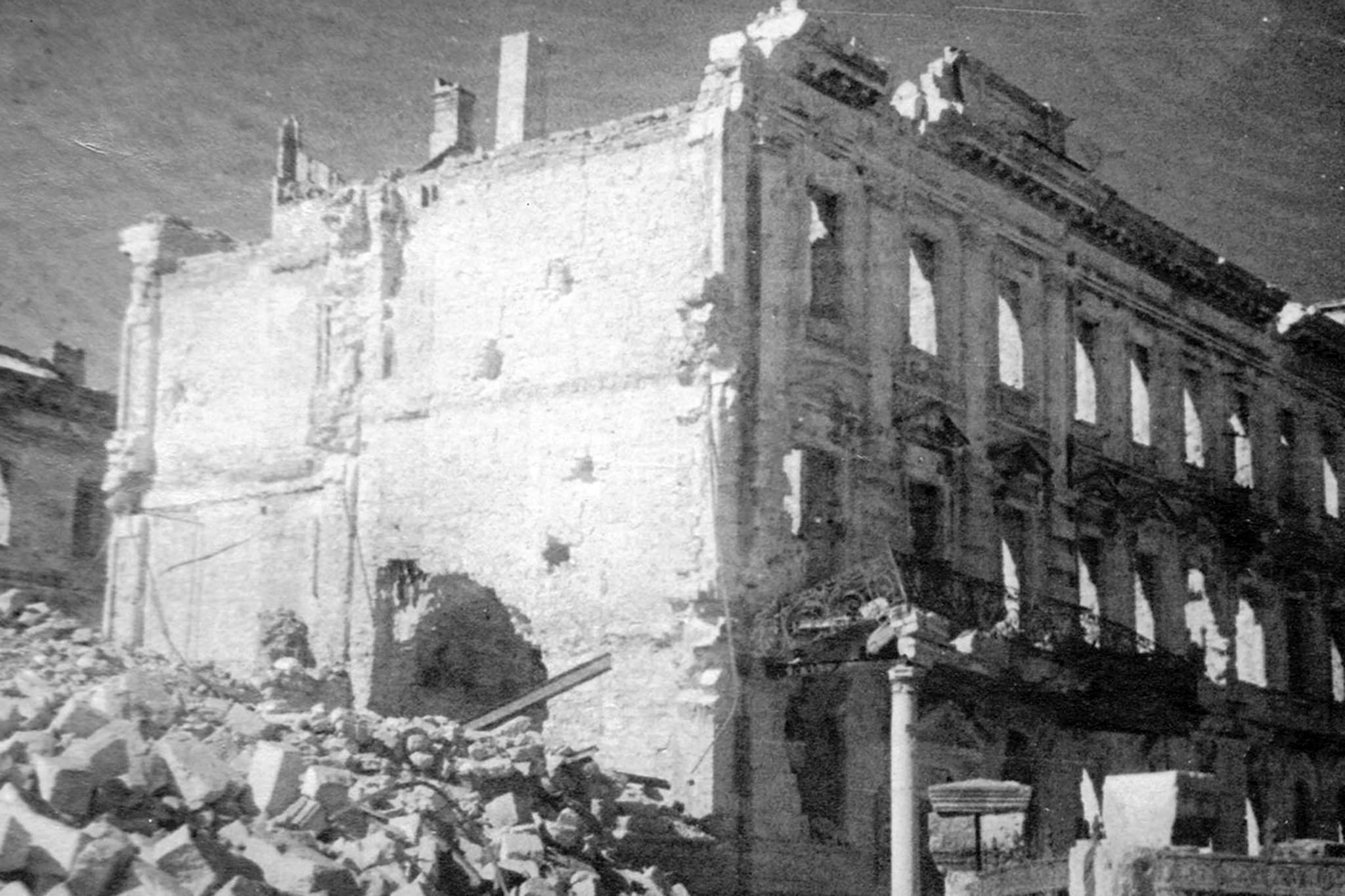 Севастополь 1944 год. Разрушенный Севастополь 1944. Разрушенные здания Севастополя 1944. Разрушения в Севастополе май 1944 год. Руины Севастополя 1944.