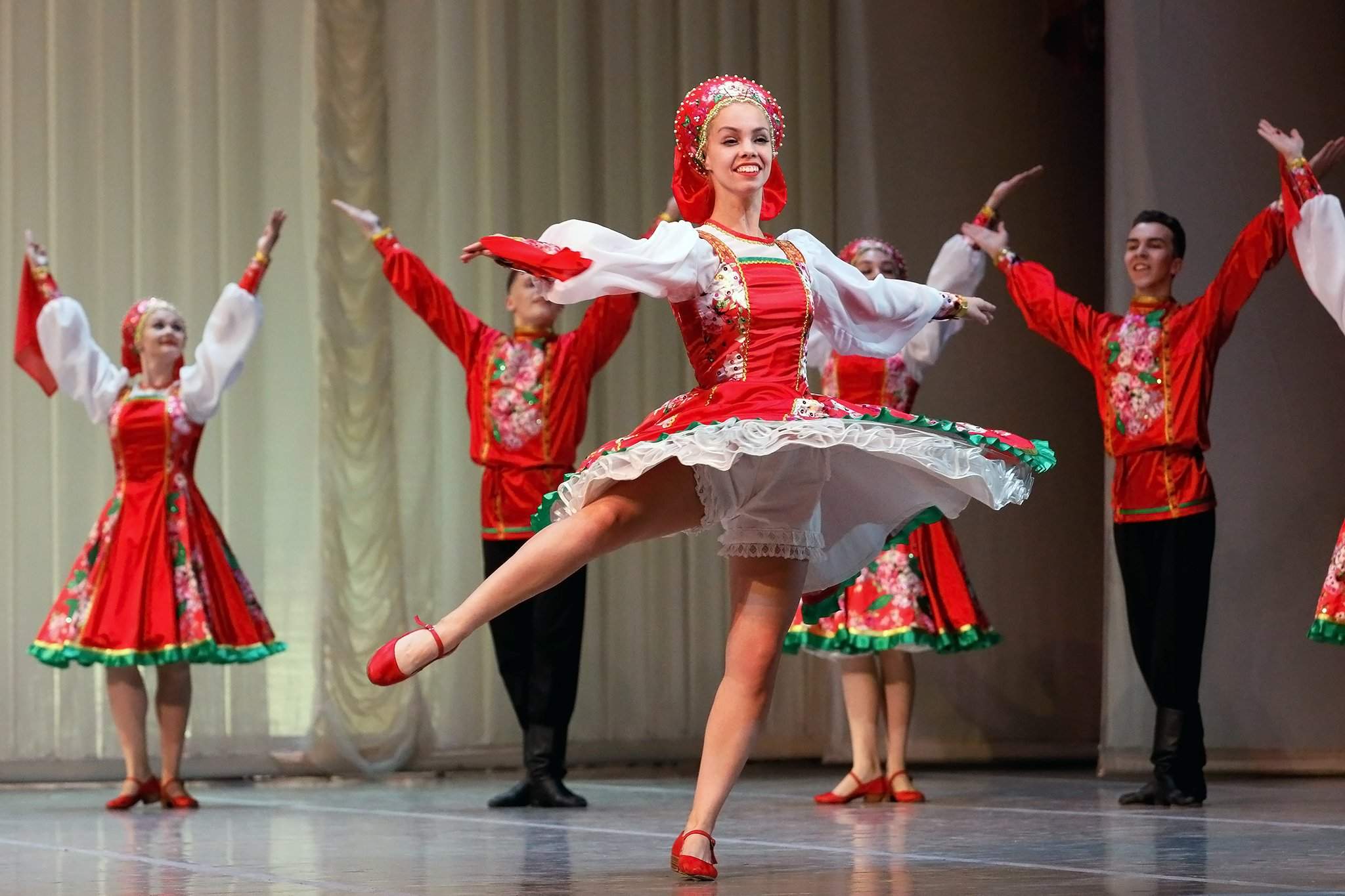 Русский народный танец девушки. Народные танцы. Костюм для русского танца. Костюм для народного танца. Современные народные танцы.