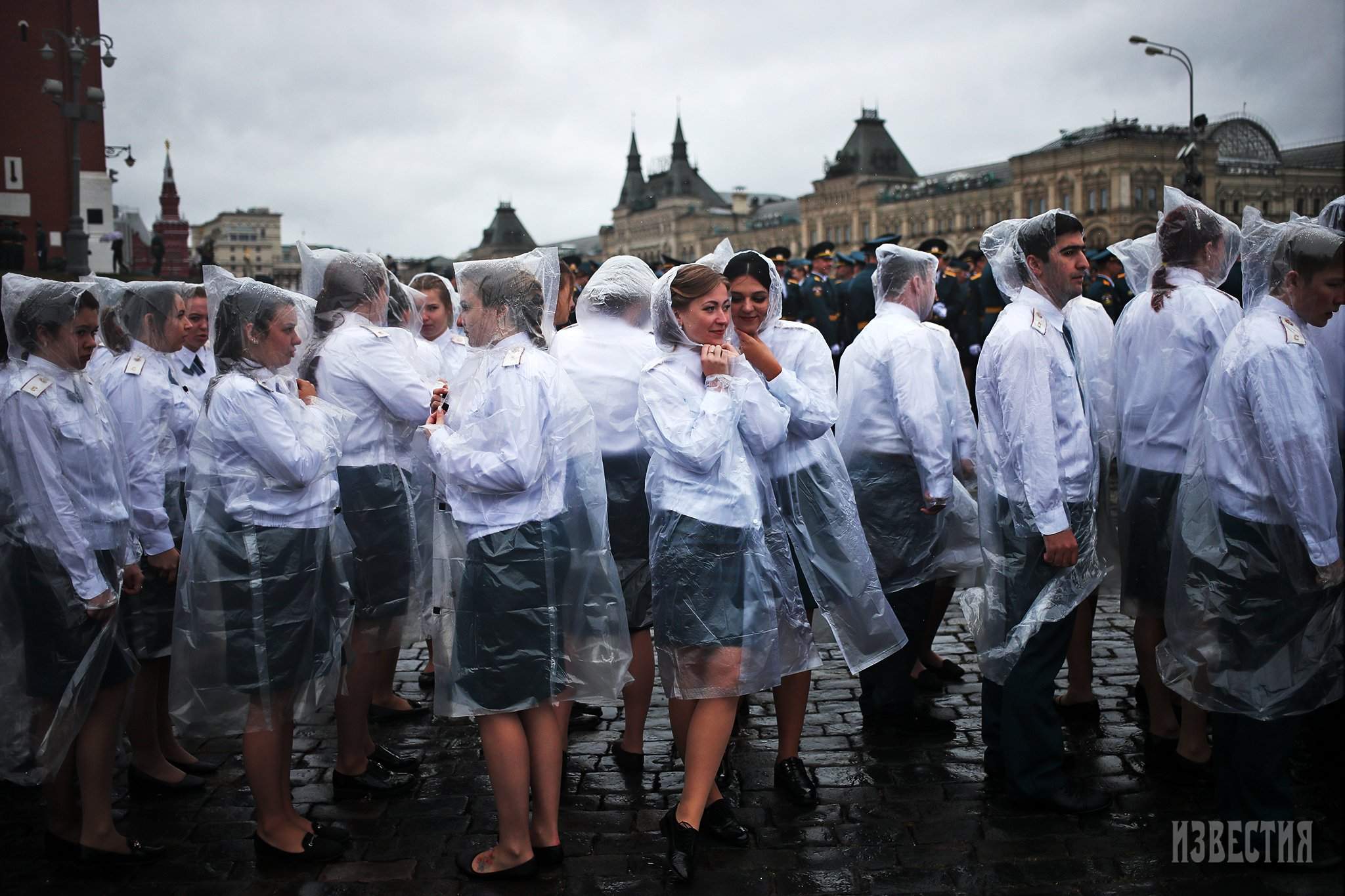 И в огонь, и в воду: на Красной площади состоялся выпуск курсантов МЧС |  Фотогалереи | Известия