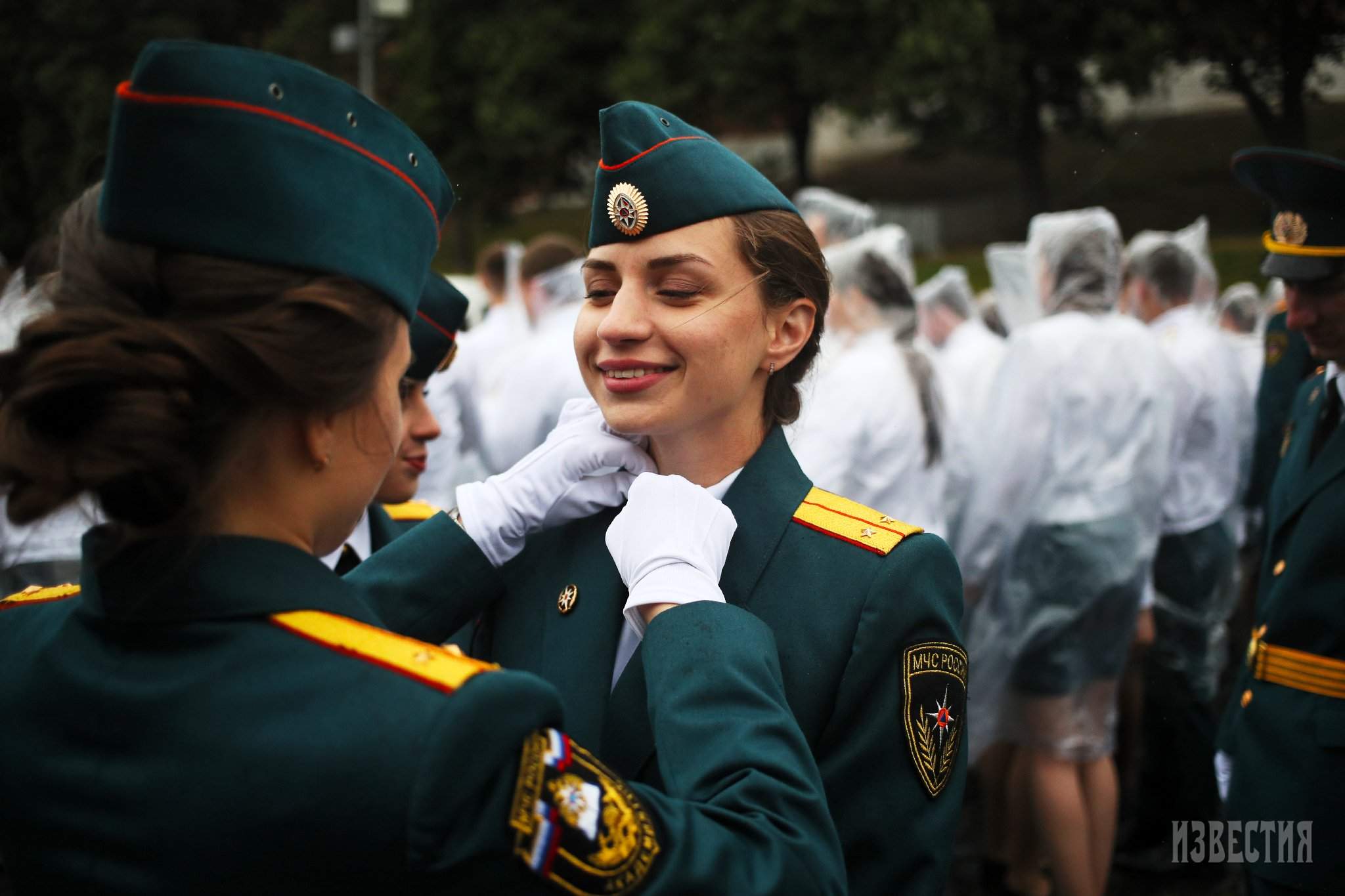 И в огонь, и в воду: на Красной площади состоялся выпуск курсантов МЧС |  Фотогалереи | Известия