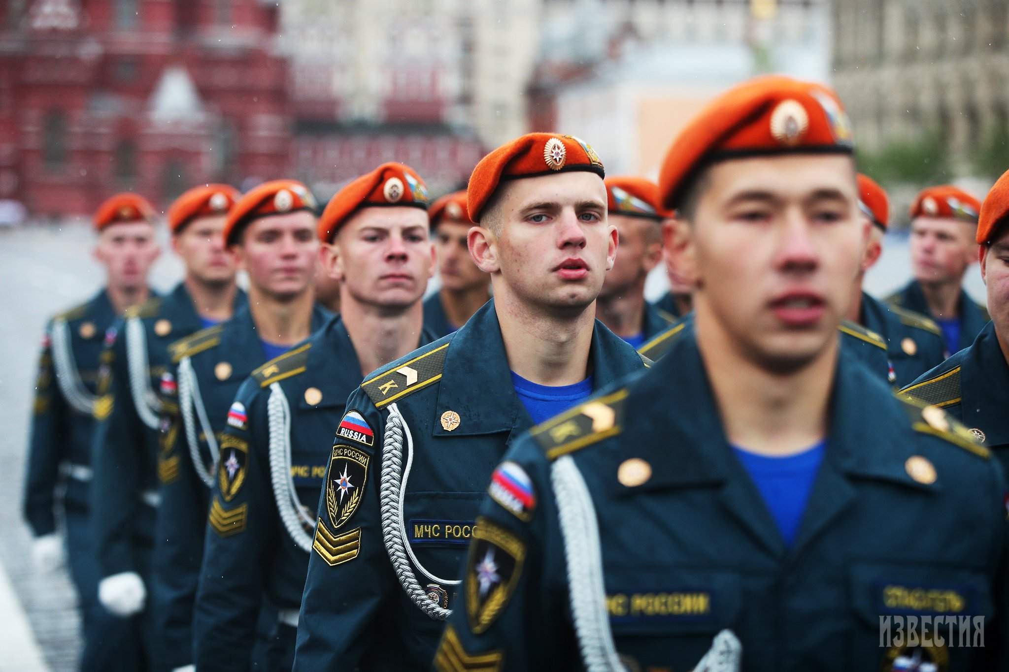 И в огонь, и в воду: на Красной площади состоялся выпуск курсантов МЧС |  Фотогалереи | Известия