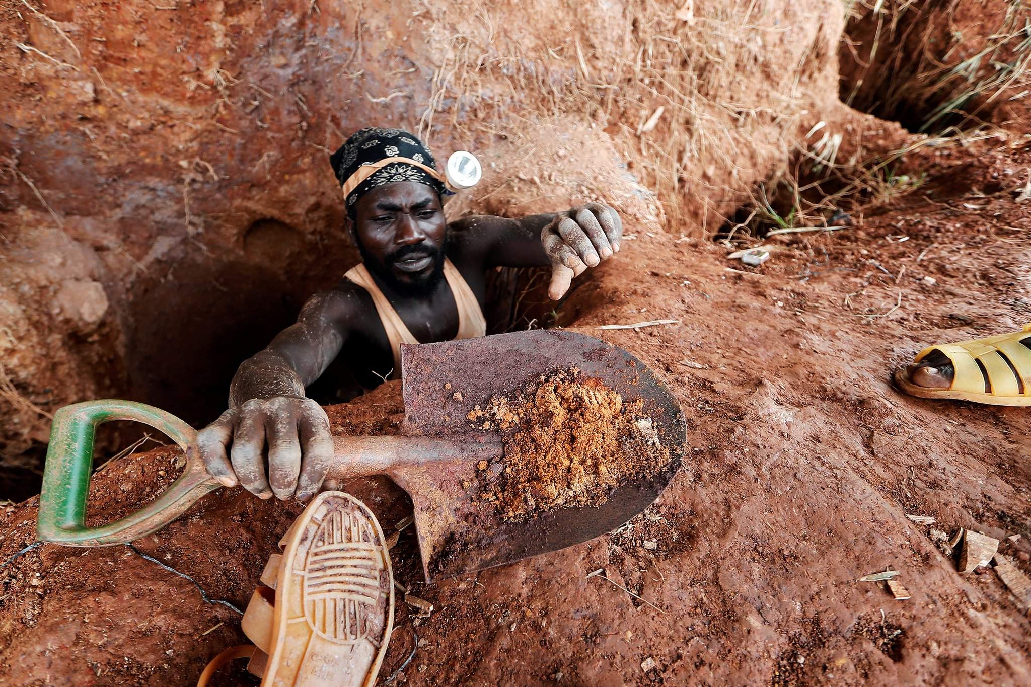 Гибнут за металл. Золото Африки. Золотодобыча в Африке. Рудник золота. Золотой прииск в Африке.