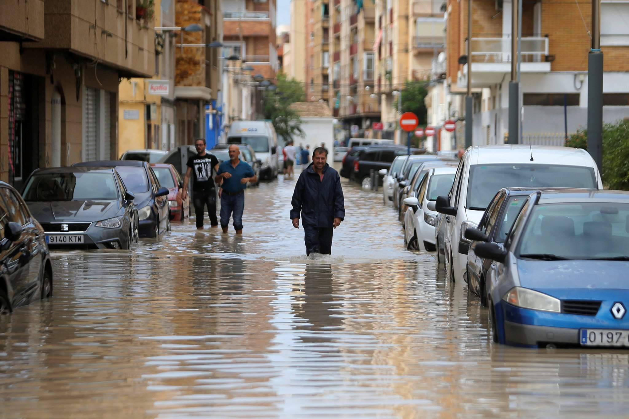 Сонник затопило водой. Наводнение в Торревьехе. Наводнение в Испании. Ливневые наводнения. Потоп в Испании.