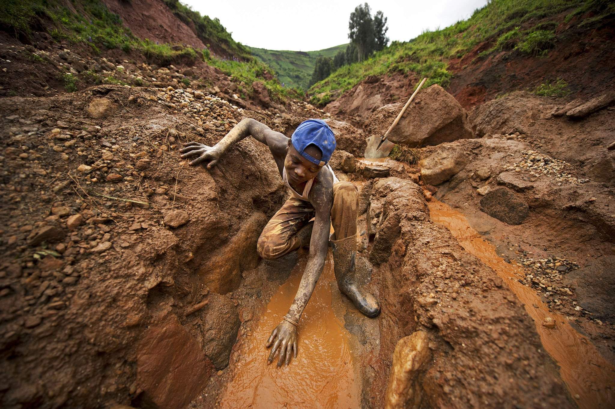 Между двумя реками люди прорыли. Демократическая Республика Конго полезные ископаемые.