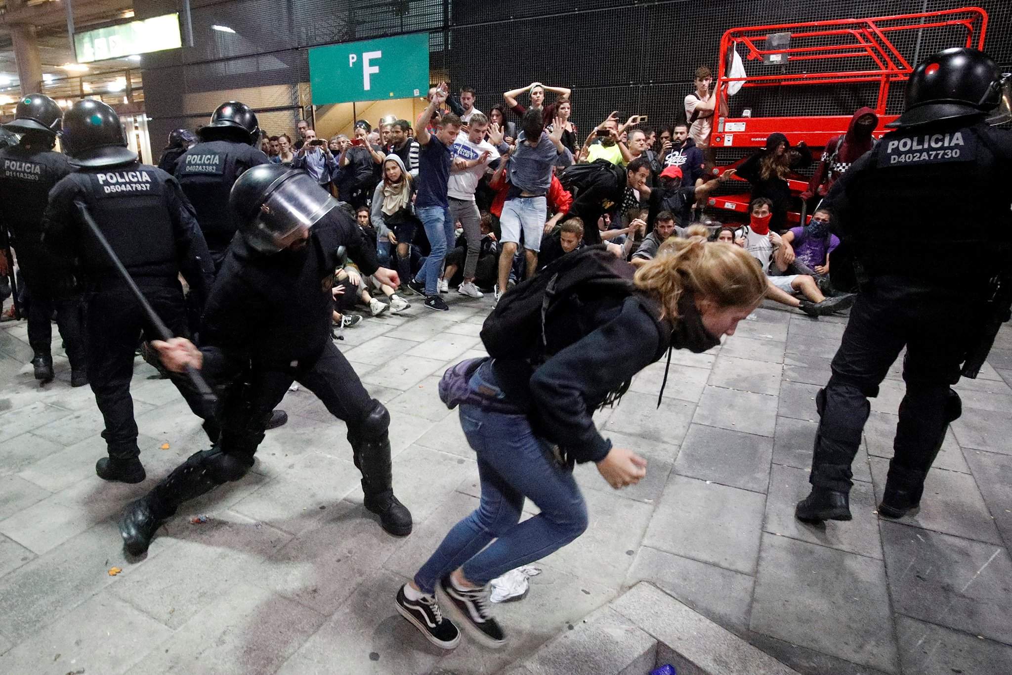 Проведение демонстраций. Протестующие в Каталонии. Беспорядки в Барселоне.