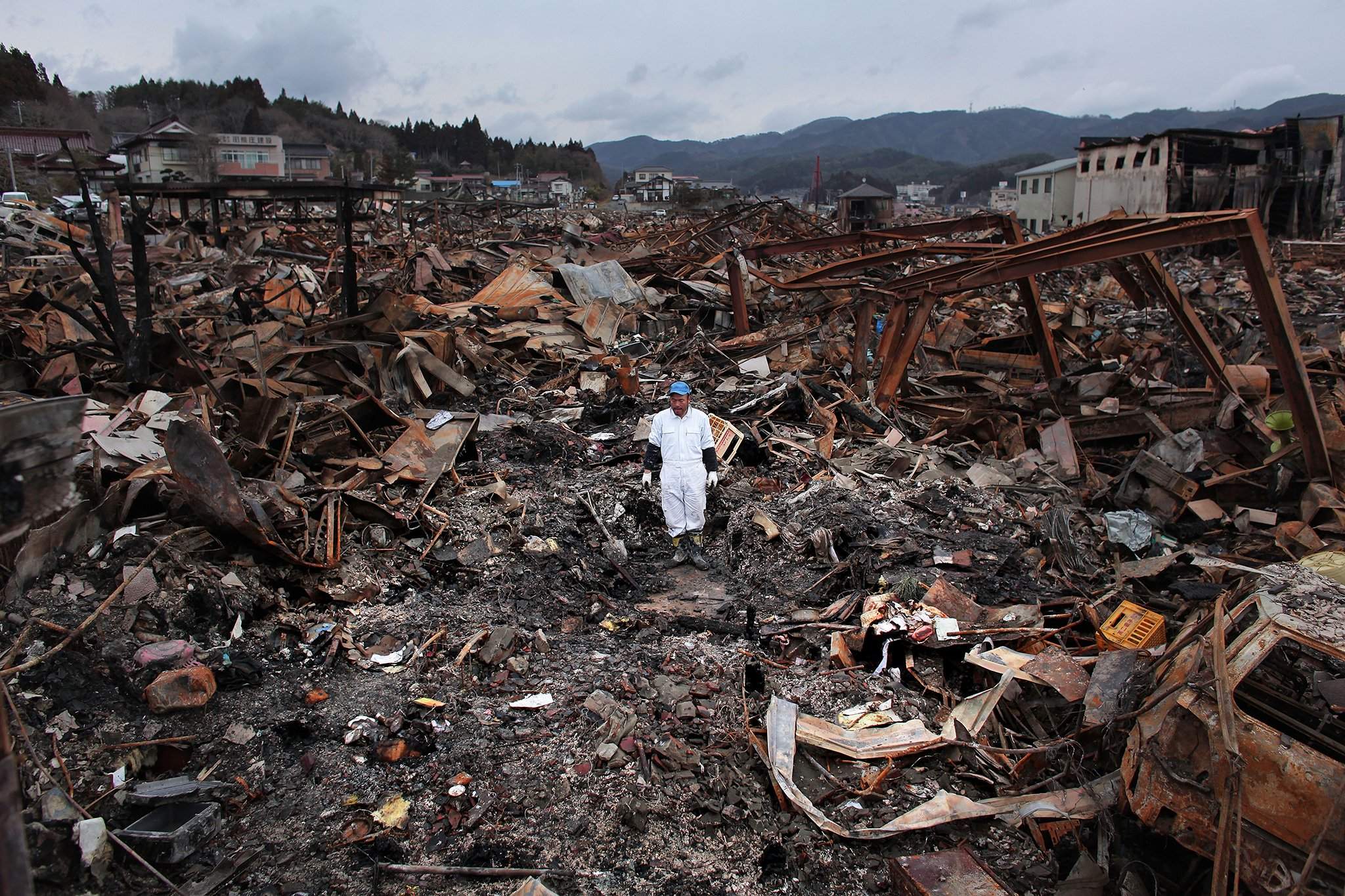 Землетрясение цунами. ЦУНАМИ В Японии в 2011. Япония 2011 землетрясение и ЦУНАМИ. Землетрясение и ЦУНАМИ 2011 года в Тохоку.