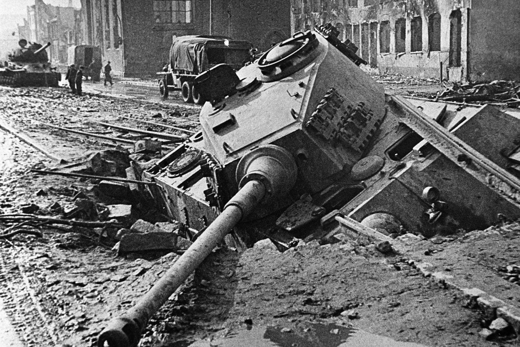 Подбитые советские танки. Королевские тигры в Берлине 1945. Королевский тигр танк подбитый. Подбитый танк тигр 2. Т 34 76 В Берлине.