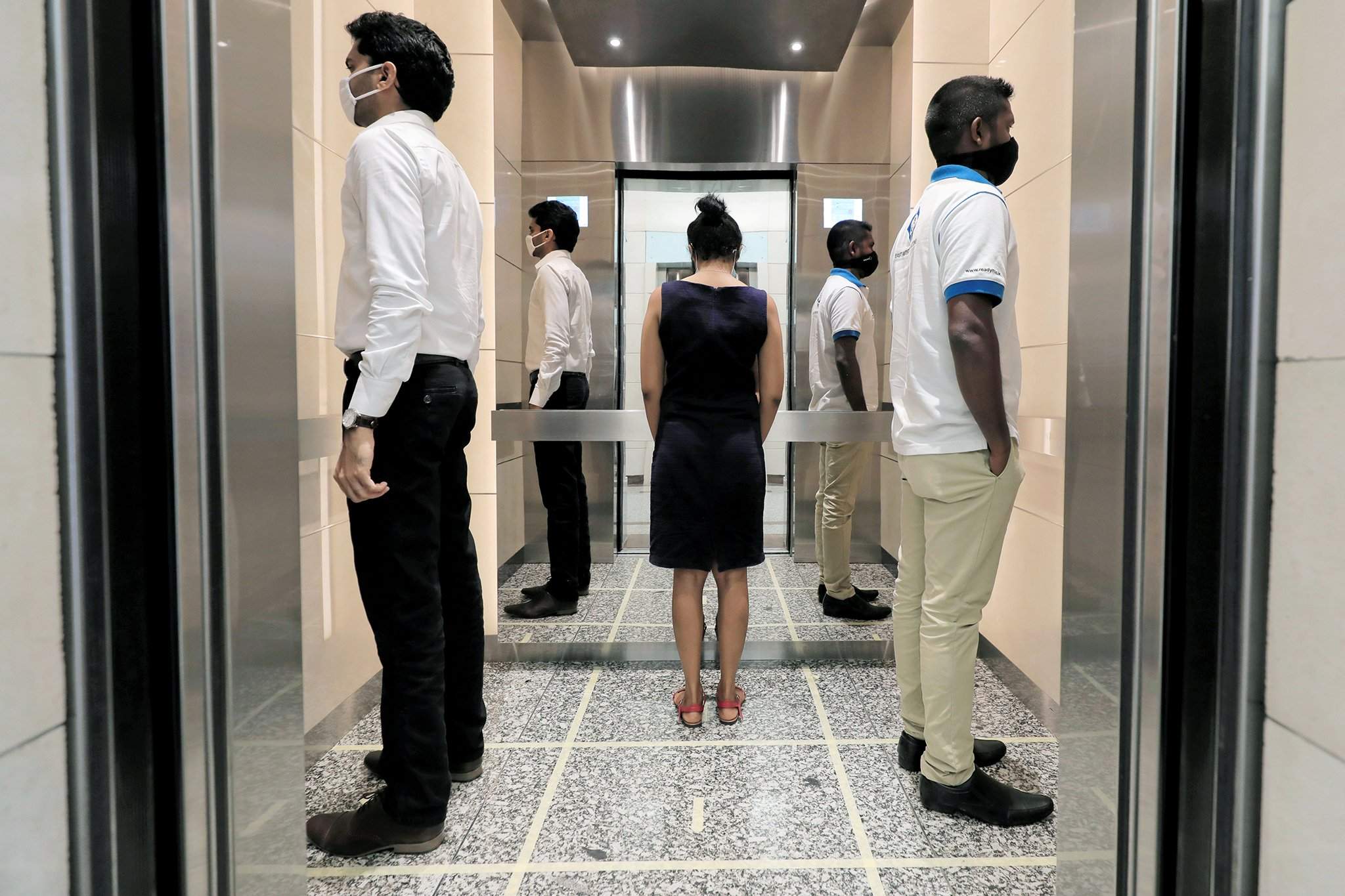Шри Ланка. Коломбогийн нэгэн оффисийн лифт 