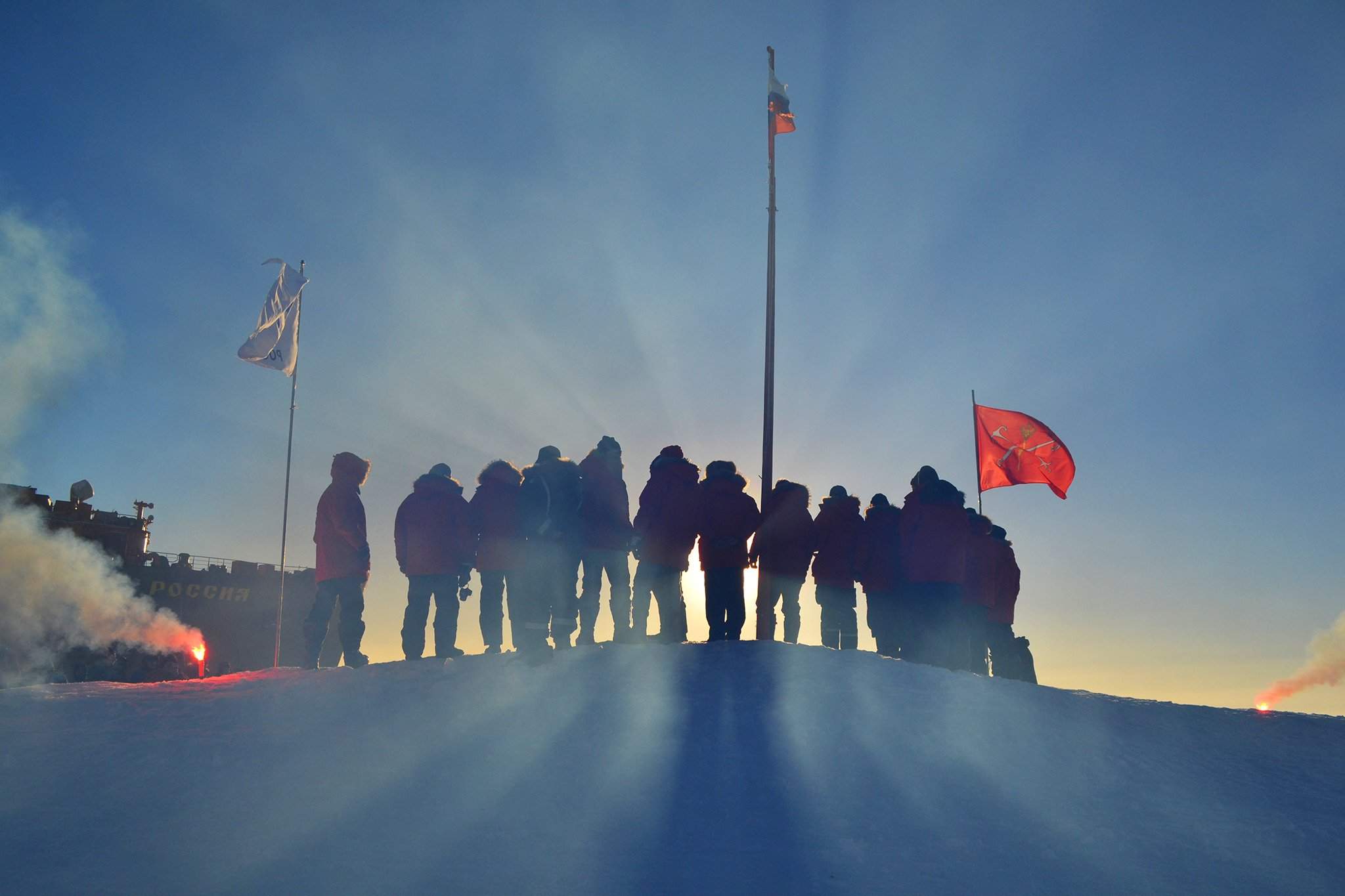 21 мая 2011. Дрейфующая станция Северный полюс 2015. Станция Северный полюс 39. Российский флаг в Арктике. День полярника.