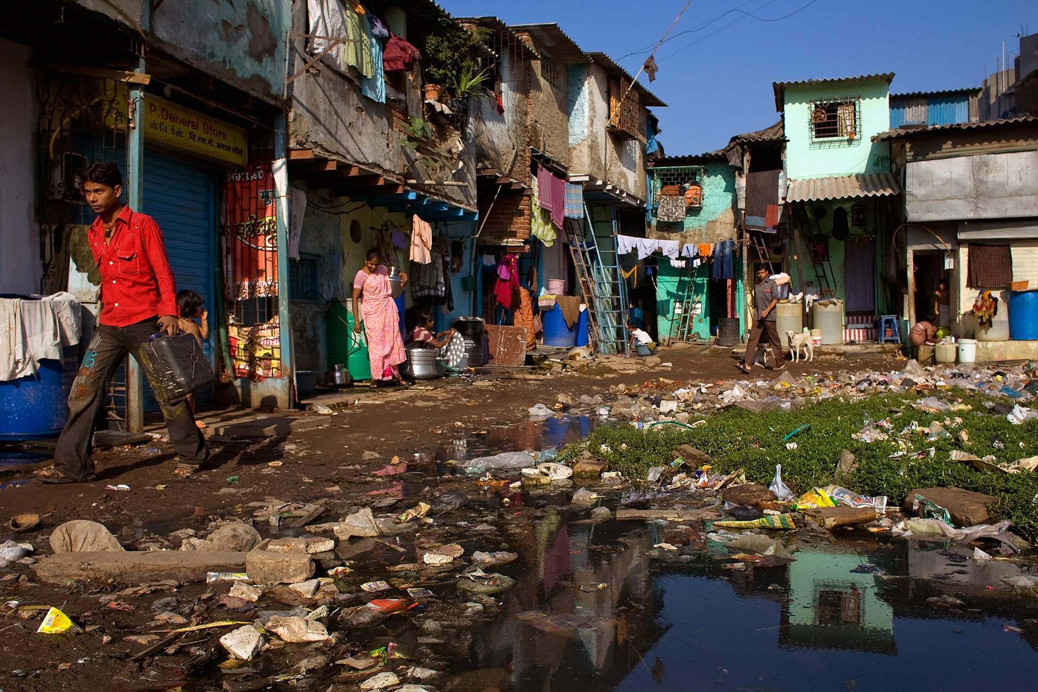 Жизнь в бедной стране. Дхарави Мумбаи. Мумбаи Индия трущобы. Индия бедные районы. Индия самая бедная Страна в мире.