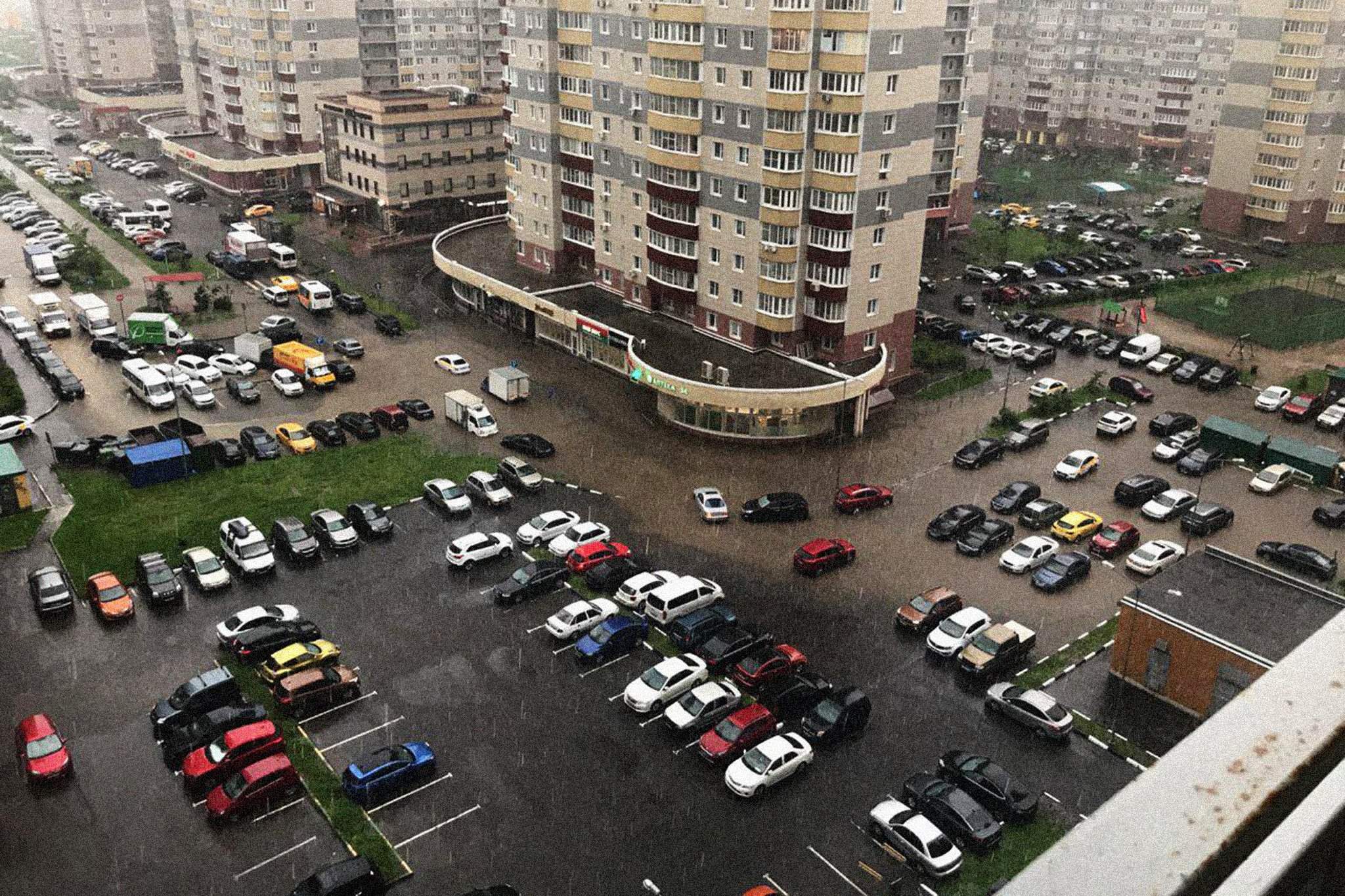 Хоть залейся: последствия субботнего дождя в Москве | Фотогалереи | Известия