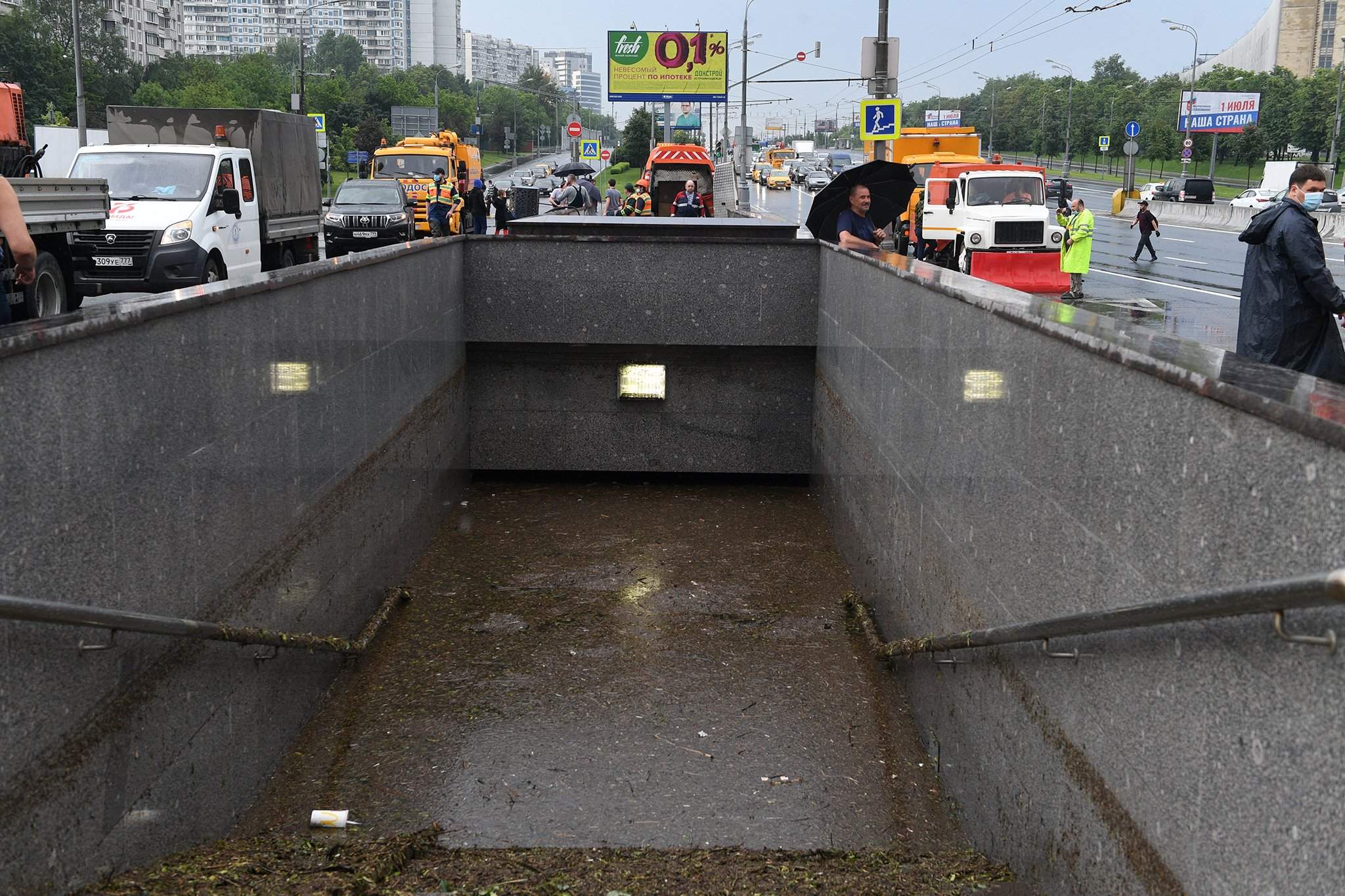 Метро затопило. Потоп на Варшавском шоссе. Затопления на Варшавском шоссе. 20.06.2020 Варшавское шоссе Москва затопило. Ливень в Москве 20 июня 2020.