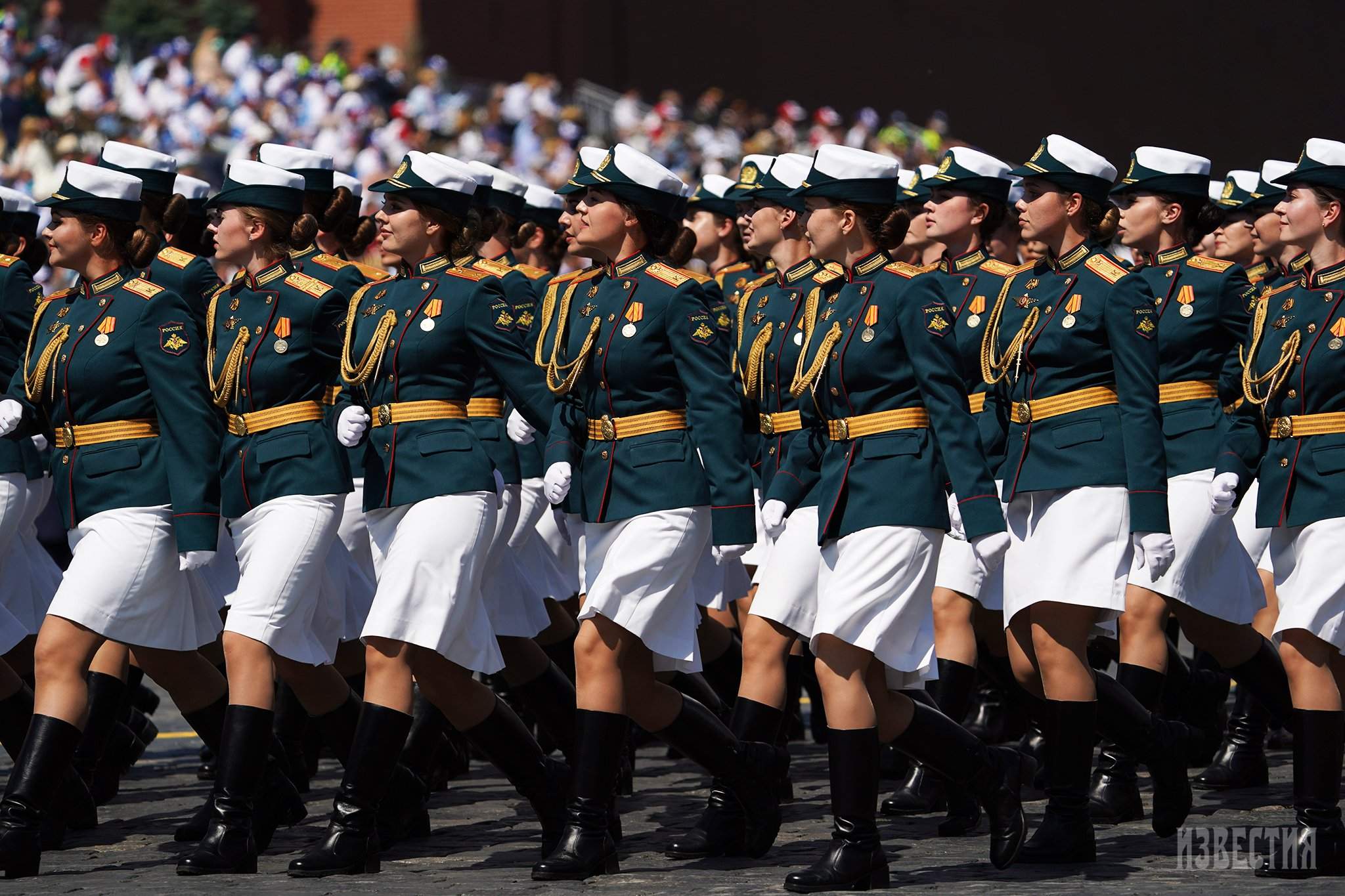 Парадный марш женщин военнослужащих России
