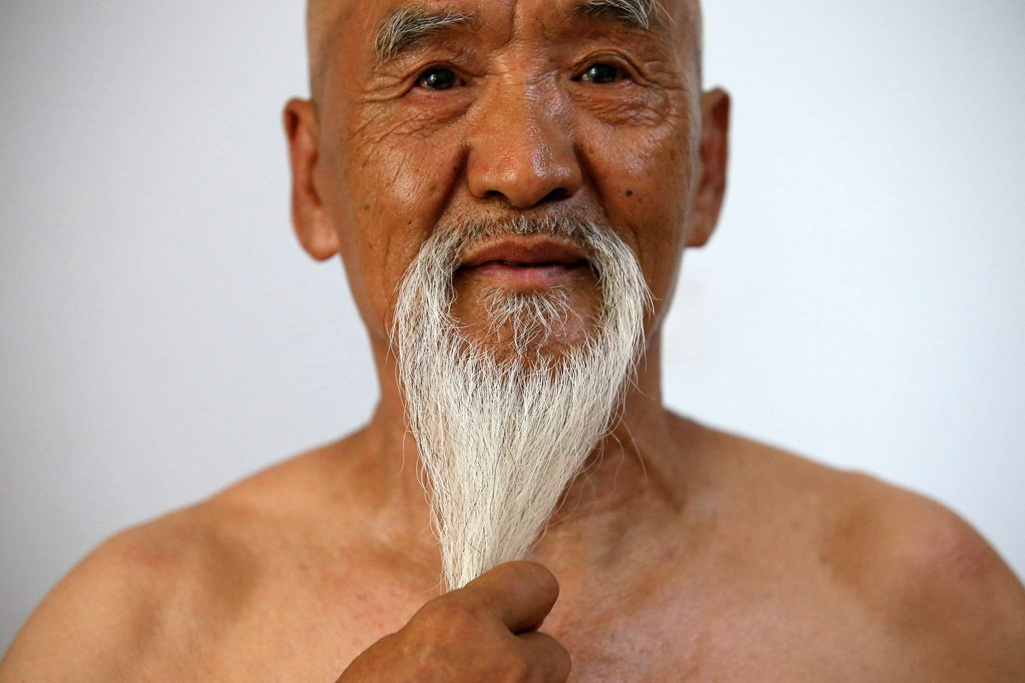 Пожилые азиаты. Китаец мастер кунг фу. Китайский мастер кунг фу старик. Монах Шаолинь с бородой. Китайская борода.
