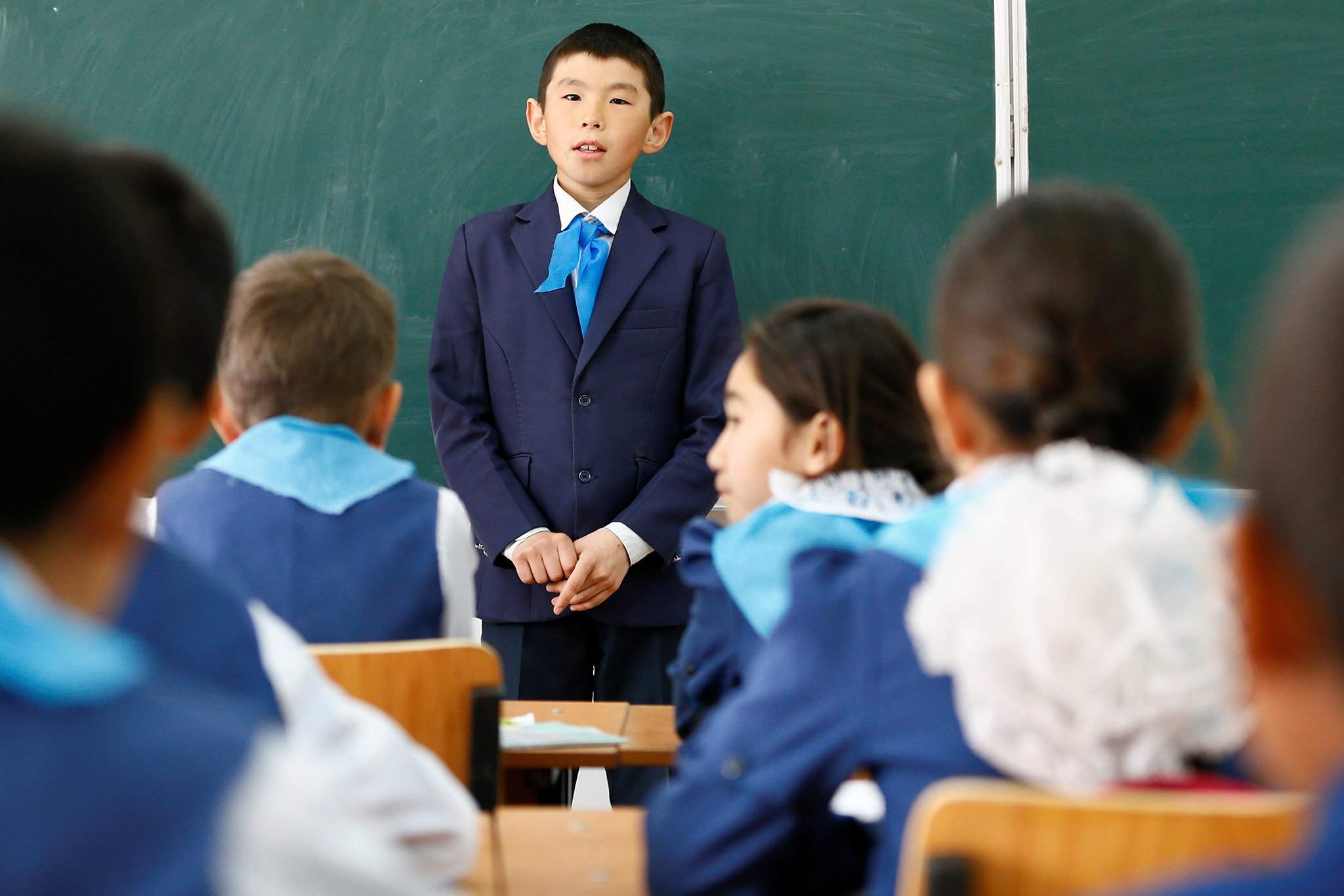 Образование в школах казахстана. Школы в Казахстане. Казахские школьники. Дети казахи в школе. Казах школьник.