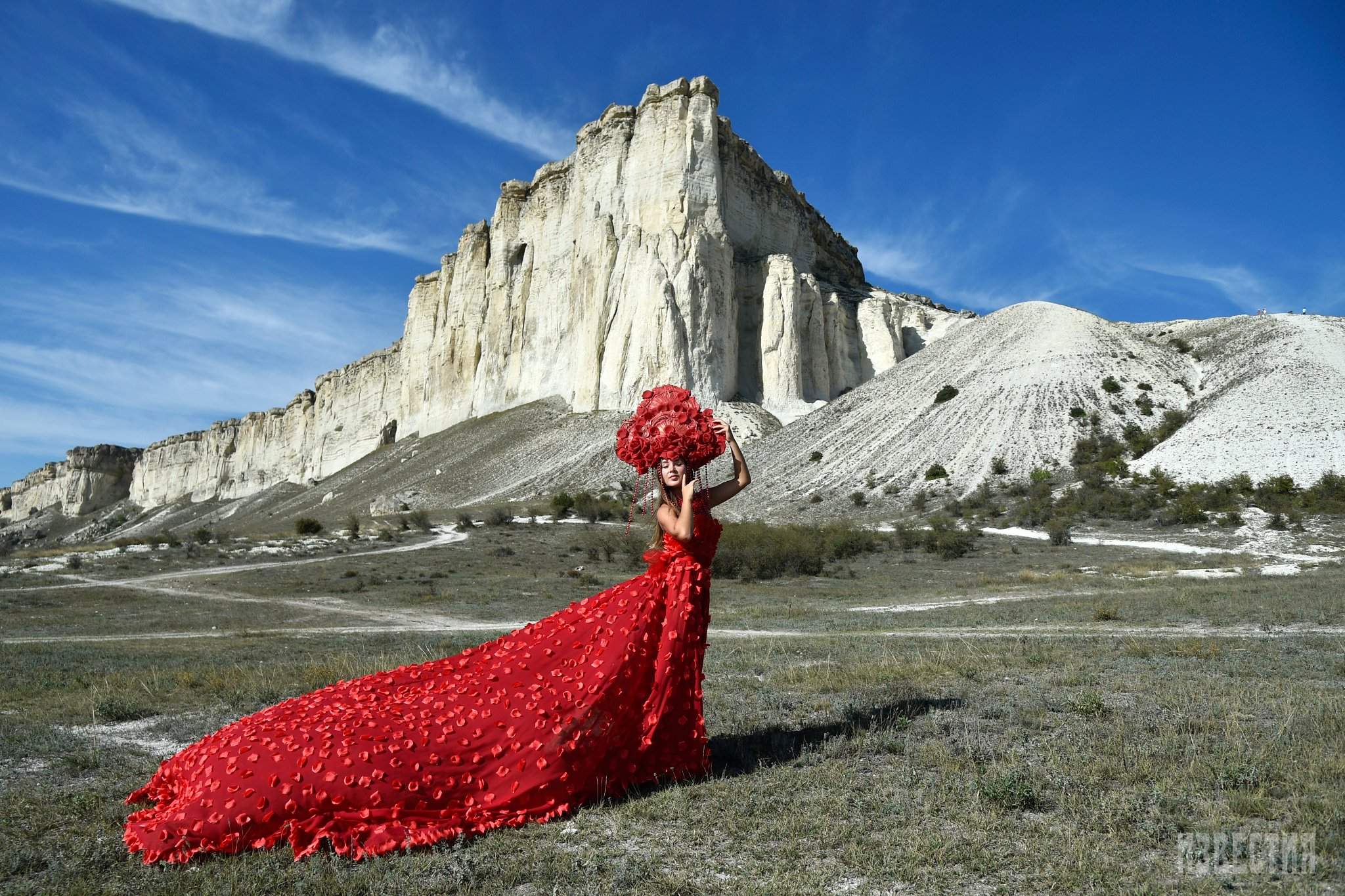 Вежливые модники: Белая скала в Крыму превратилась в подиум | Фотогалереи |  Известия