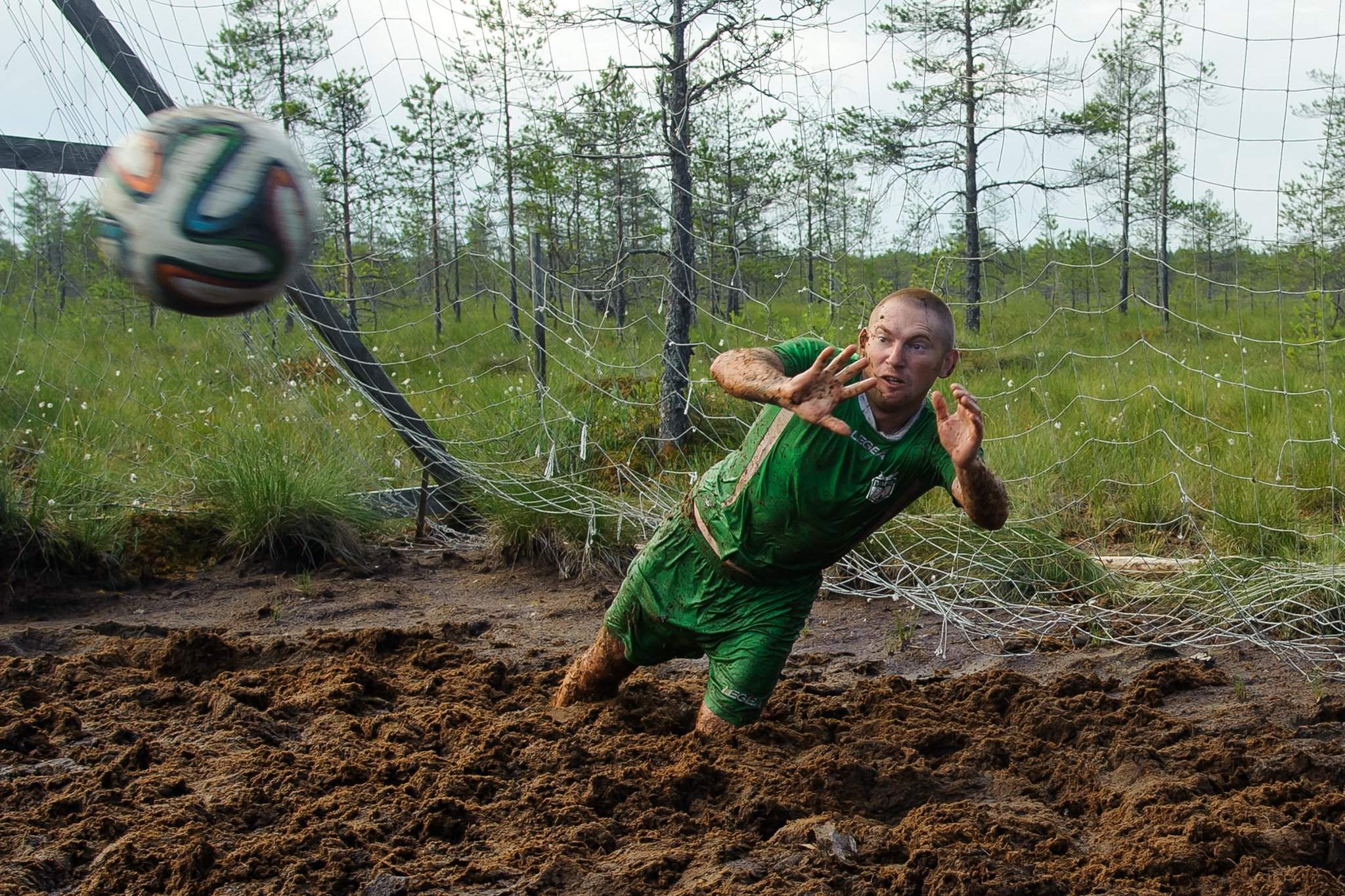 В грязь лицом: россияне играют в футбол на болоте | Фотогалереи | Известия