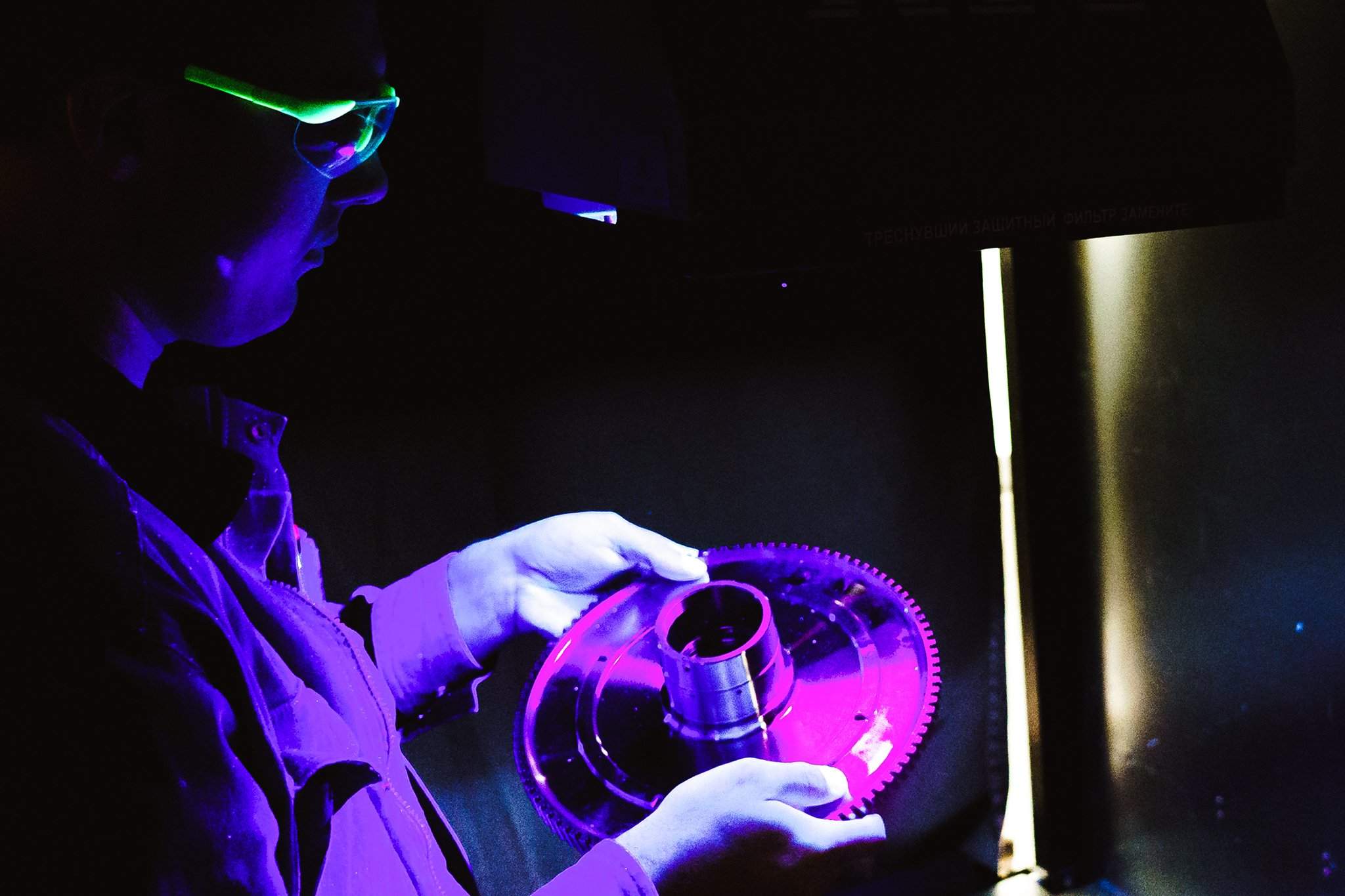 Хемилюминесценция люминола. Люминесцентная ацетоновая краска. Ультрафиолетовое излучение в криминалистике. Краска vallejo fluorescent green paint. Хинин флуоресценция.