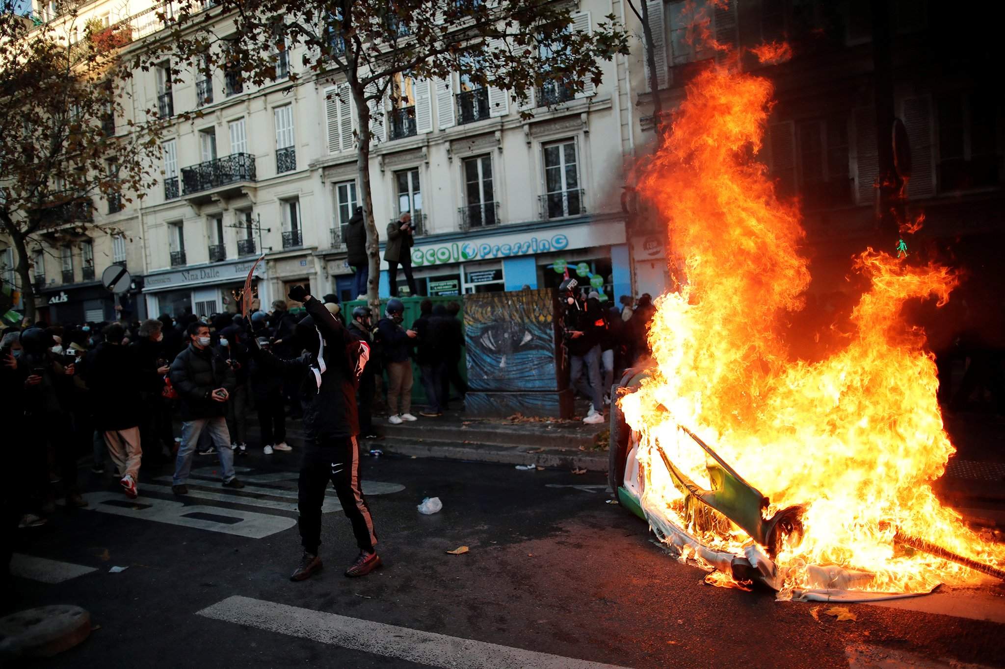 Француз свежий. Протесты во Франции 2020. Протесты в Париже 2020. Протесты Франция погромы.