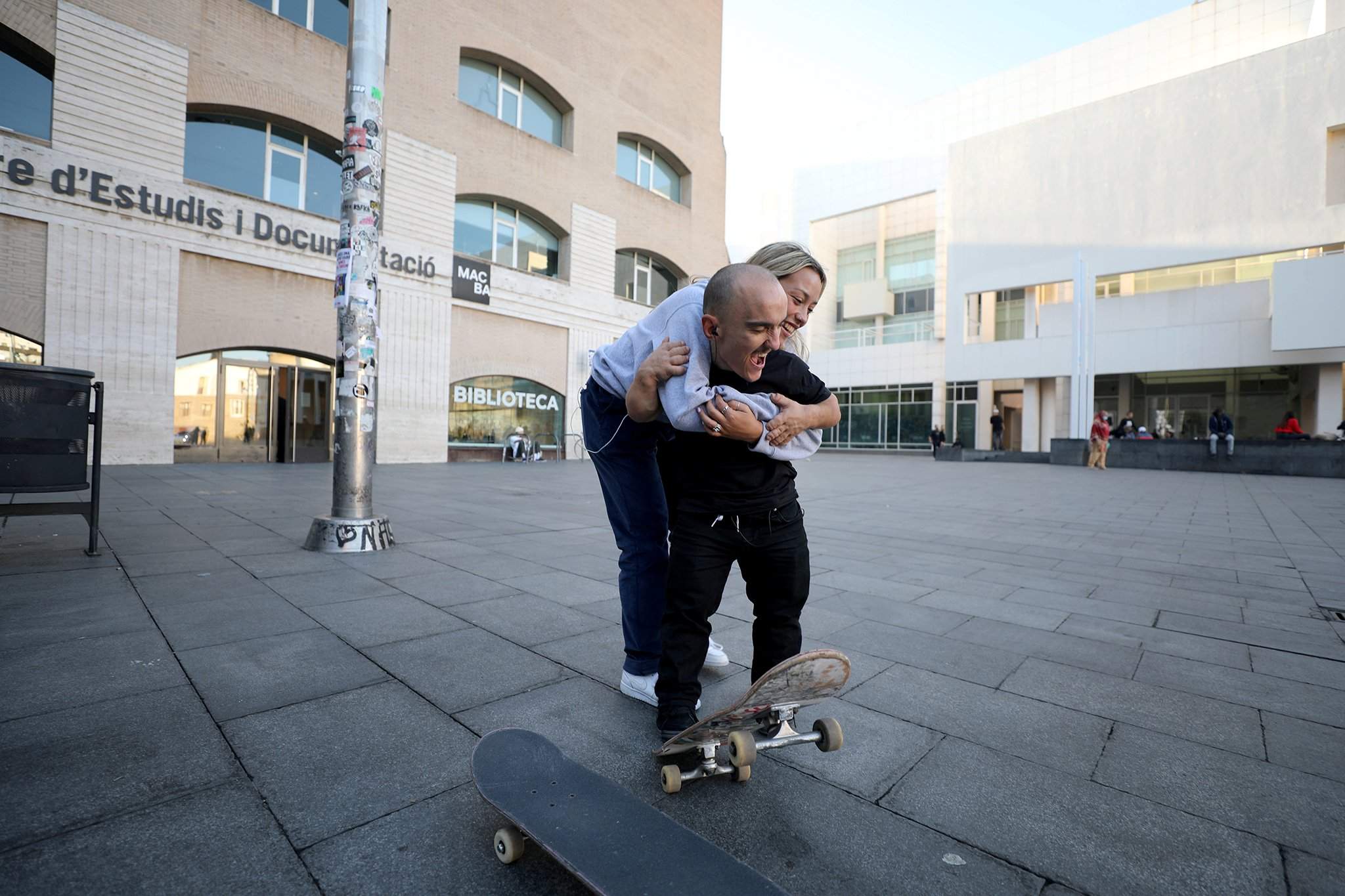Впечатляющий рост: чем скейтбордист из Барселоны поражает друзей 