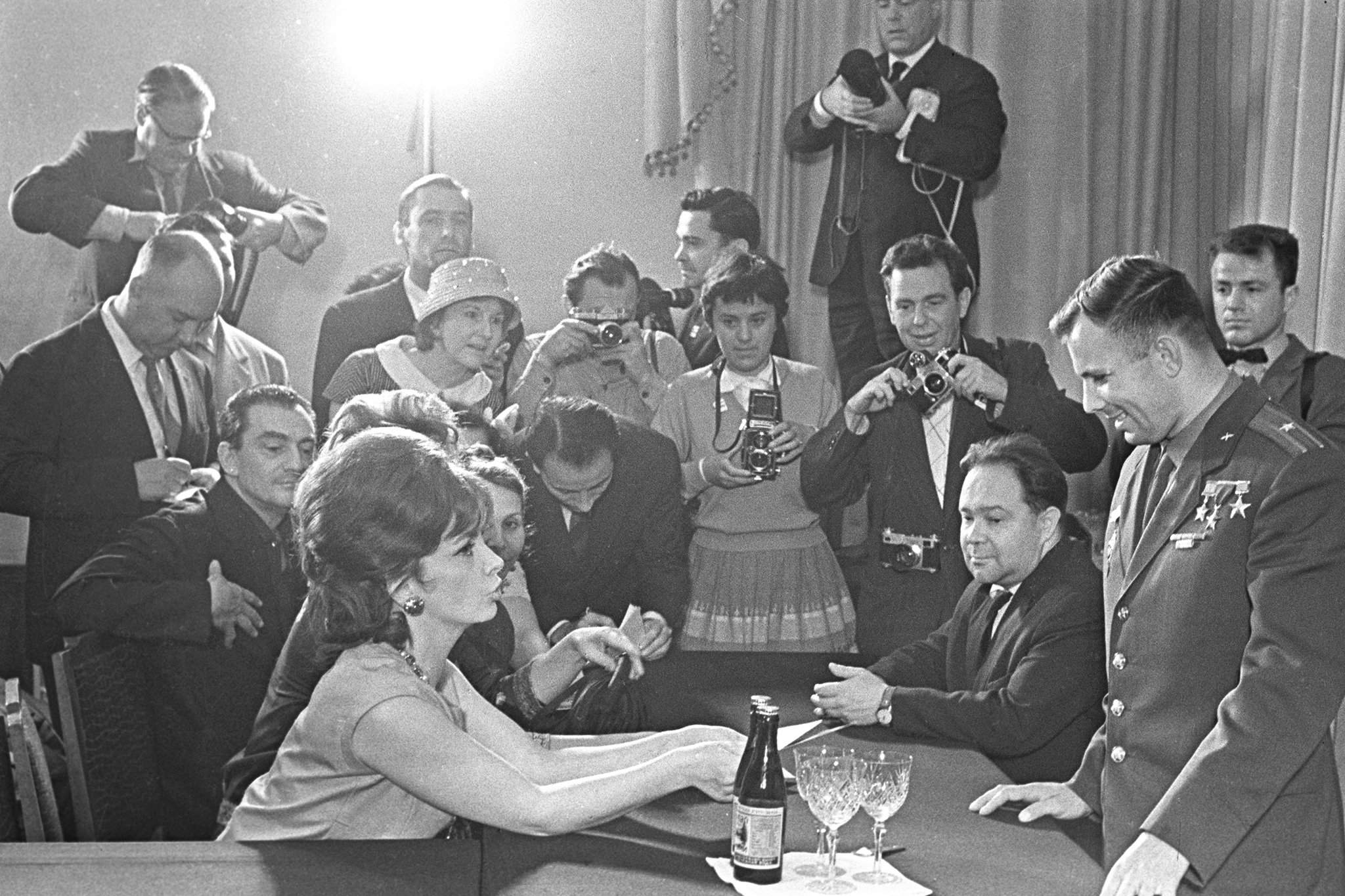 Гагарин и джина лоллобриджида. Джина Лоллобриджида целует Юрия Гагарина, 1961 г. Джина Лоллобриджида 1961.
