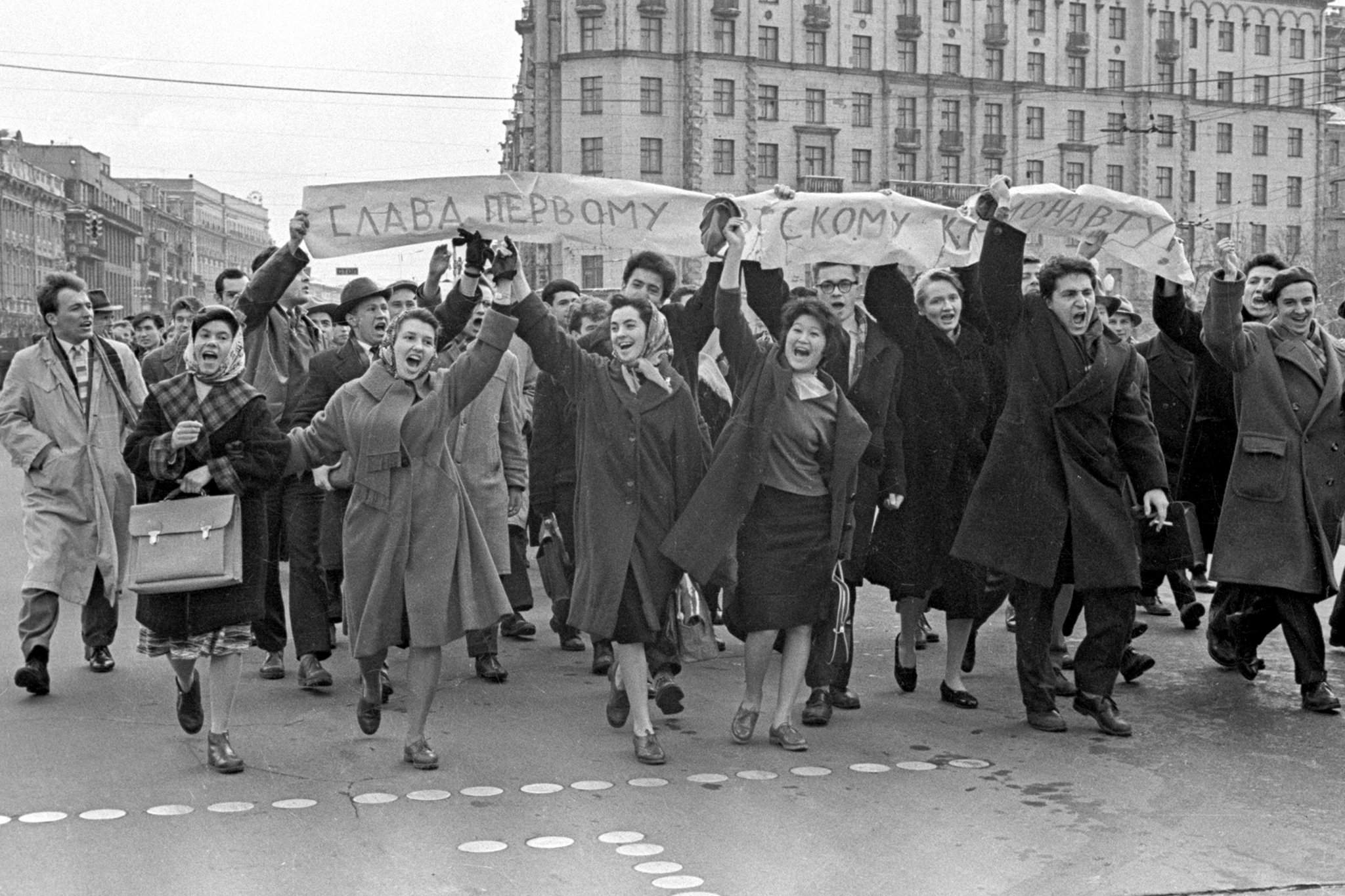 Наша страна 12 апреля 1961. Демонстрации в честь полета Гагарина 1961. 12 Апреля 1961 СССР. Ликование на красной площади в честь полёта Гагарина 1961. Демонстрация в Москве 12 апреля 1961.