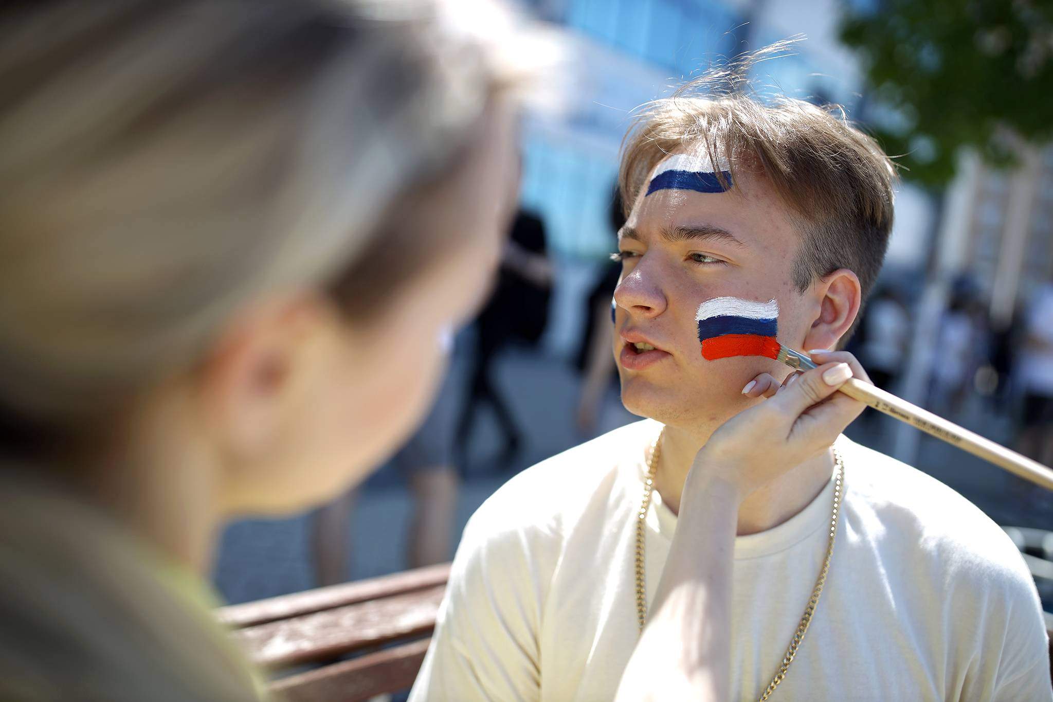 Фото с российским флагом на лице