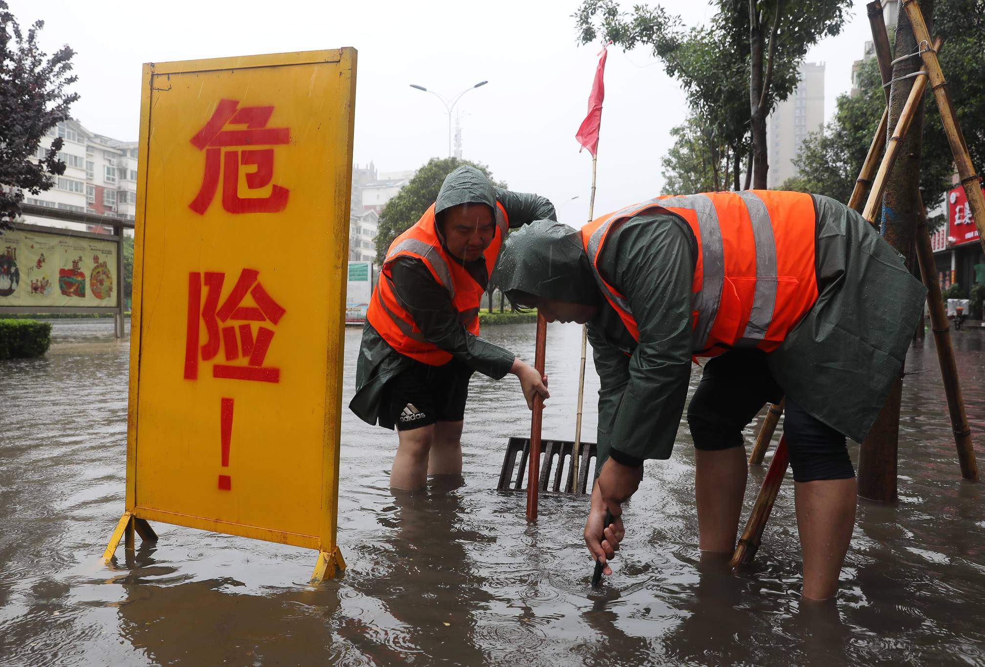 Проблемы с китайскими банками. Наводнение в Хэнань. Чжэнчжоу наводнение. Наводнение в Китае фото. Наводнение в Китае сейчас.