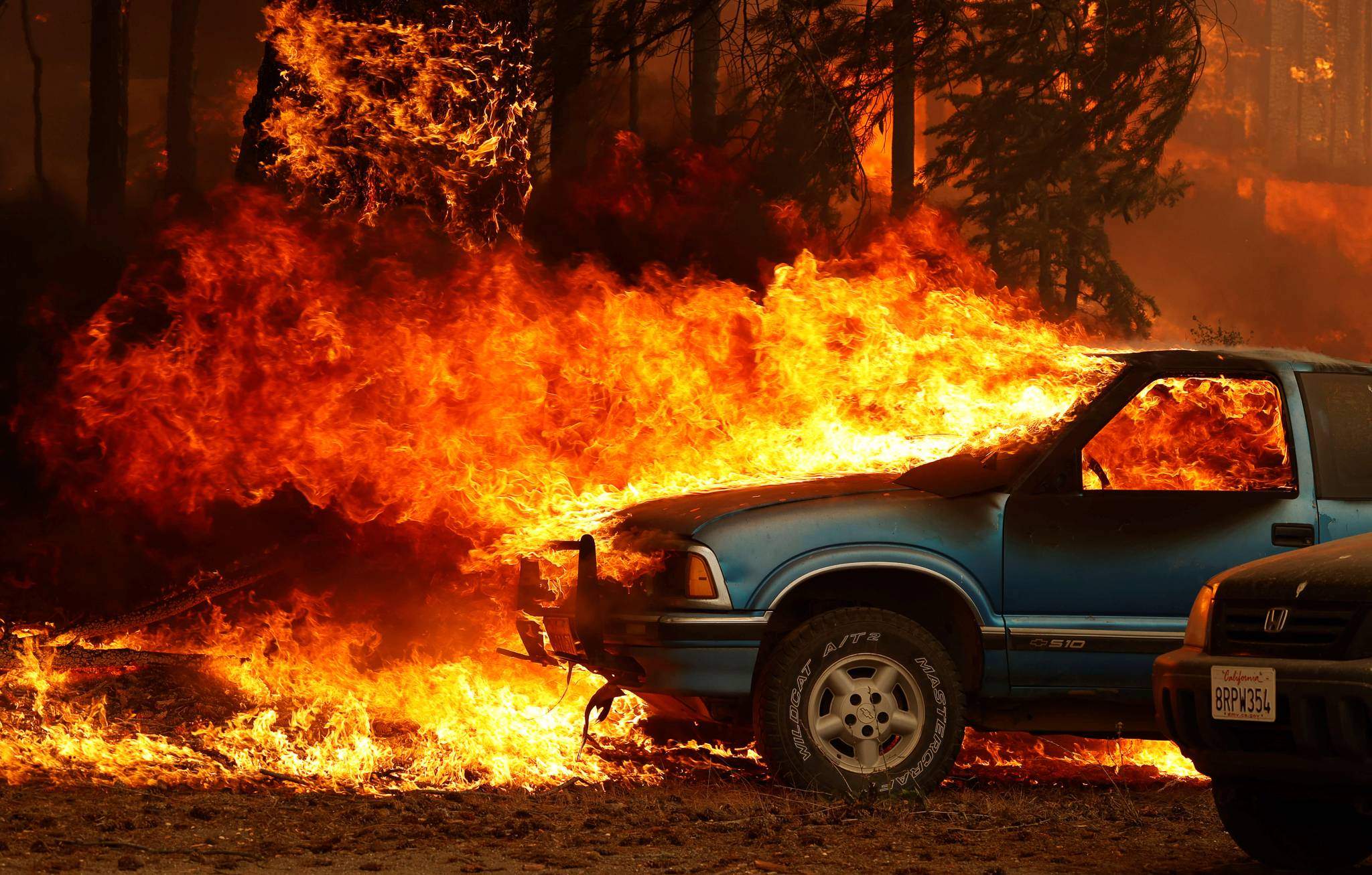Лесной пожар в калифорнии. Лесные пожары в Калифорнии. Горящий город в США. Пожар «Дикси» в США. Пожар Дикси в Калифорнии.