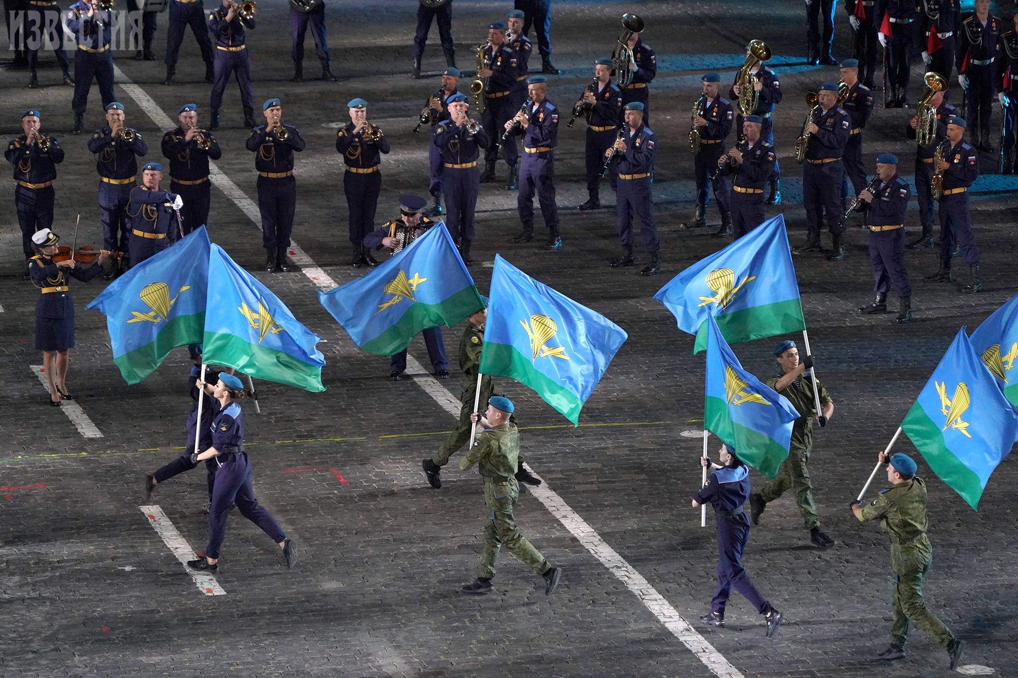 бил барабан перед смутным полком