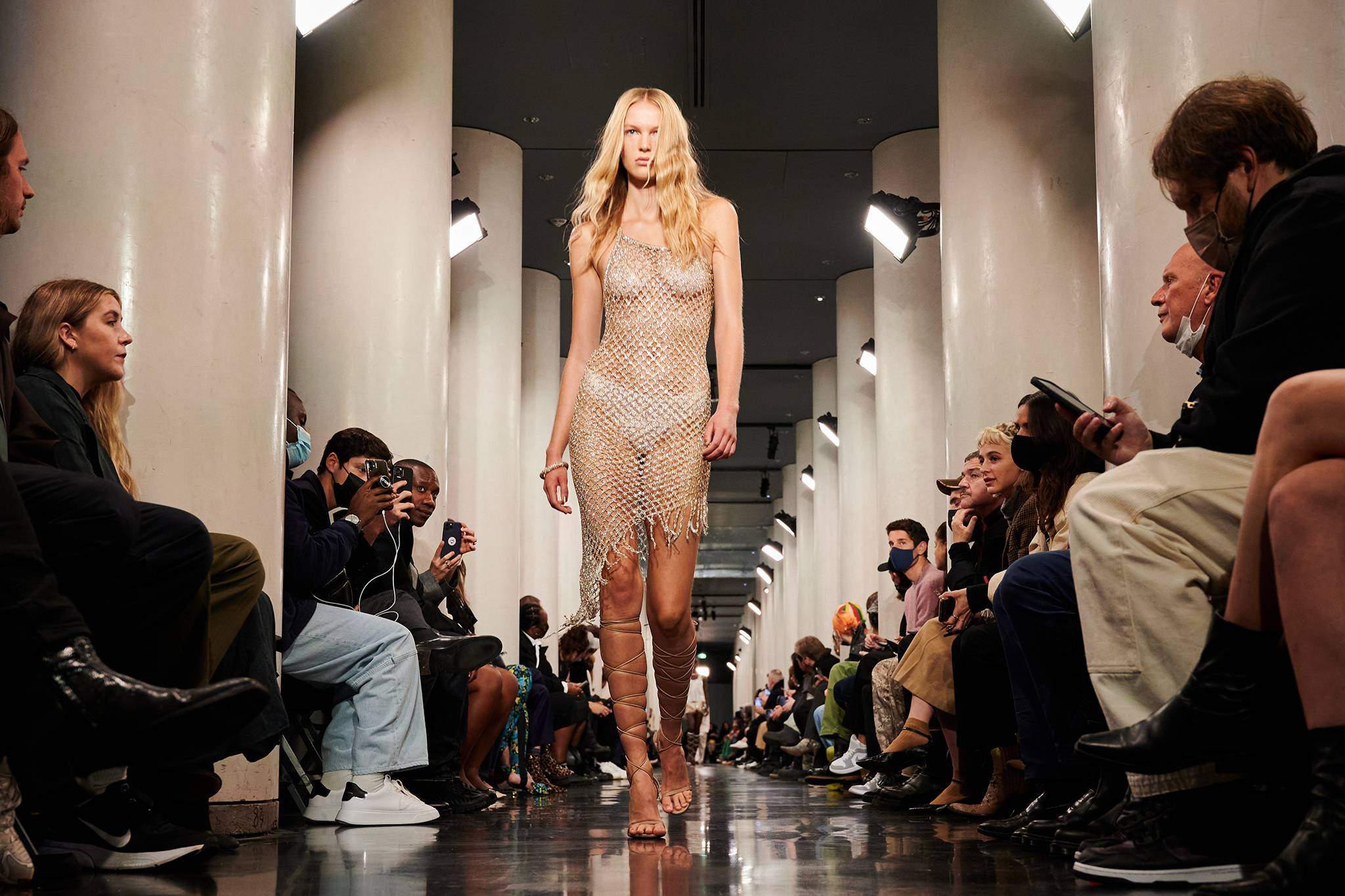 Модель Кара Делевинь на Неделея моды Haute Couture в Париже в качестве гостьи